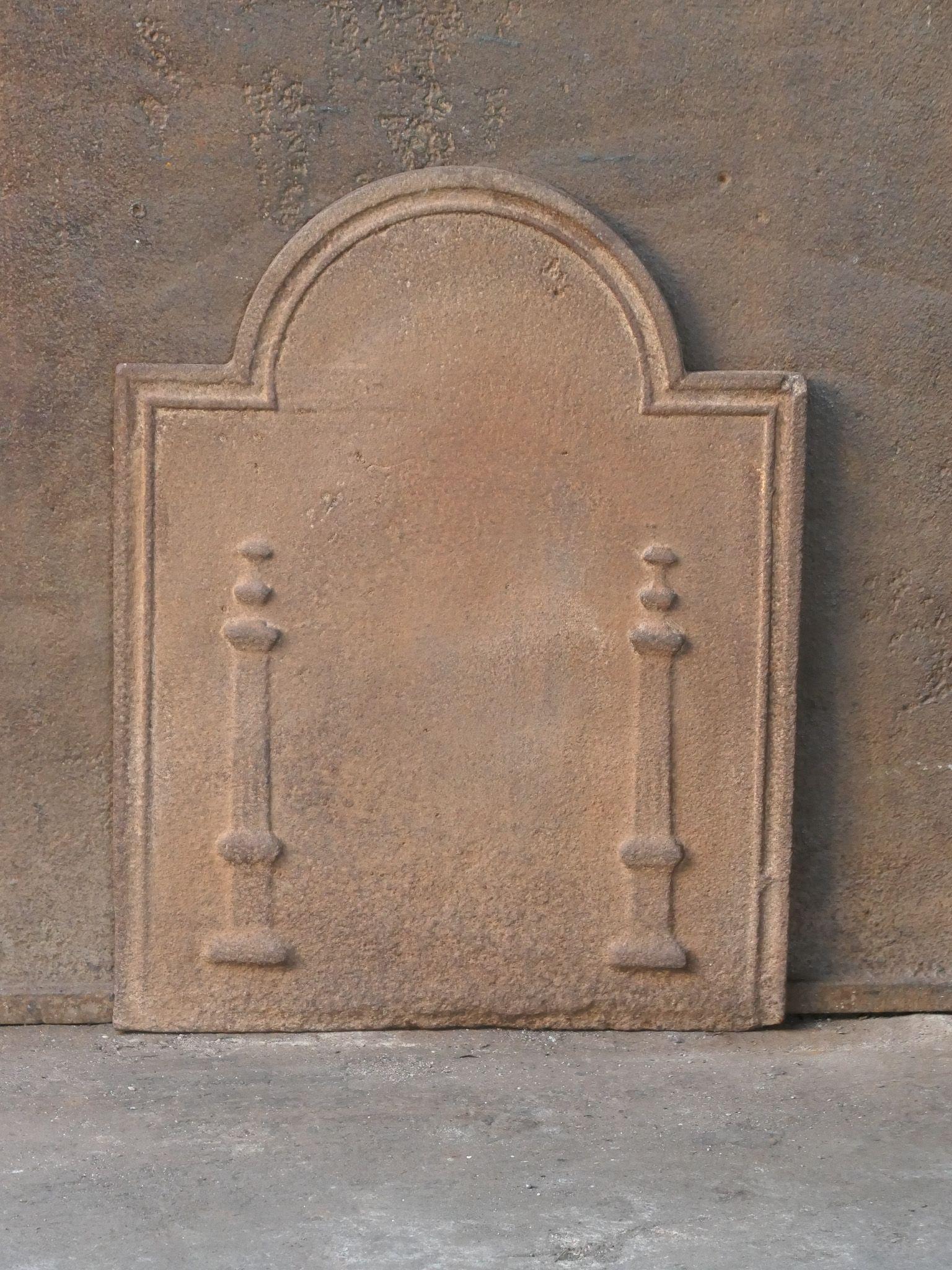 Caminetto neoclassico francese dell'inizio del XIX secolo con due pilastri della libertà. I pilastri simboleggiano il valore della libertà, uno dei tre valori della rivoluzione francese.

Lo schienale è in ghisa e presenta una patina marrone