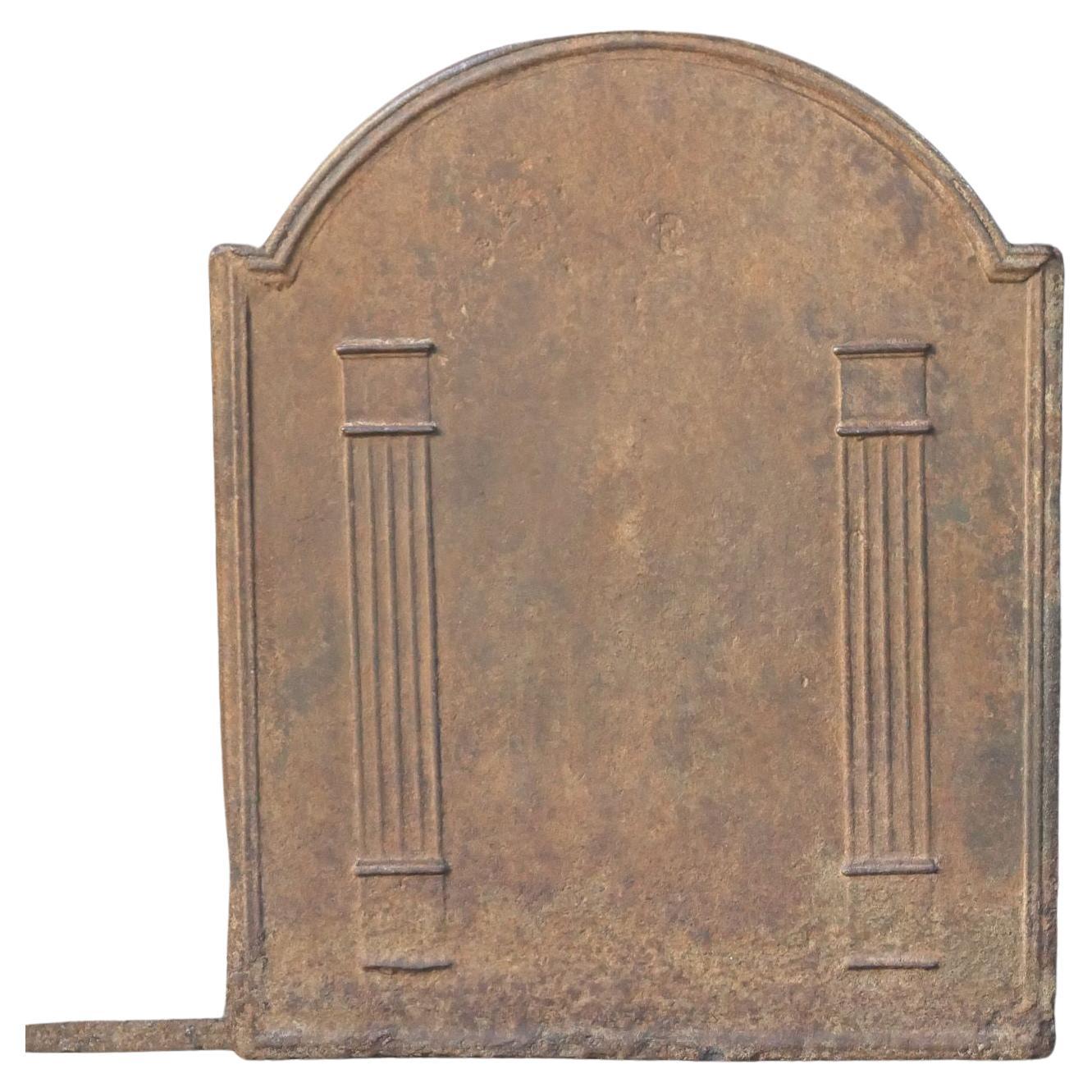 Parafuoco francese del XIX secolo di epoca neoclassica con due pilastri della libertà. I pilastri simboleggiano il valore della libertà, uno dei tre valori della Rivoluzione Francese. 

Lo schienale è in ghisa e presenta una patina marrone naturale.