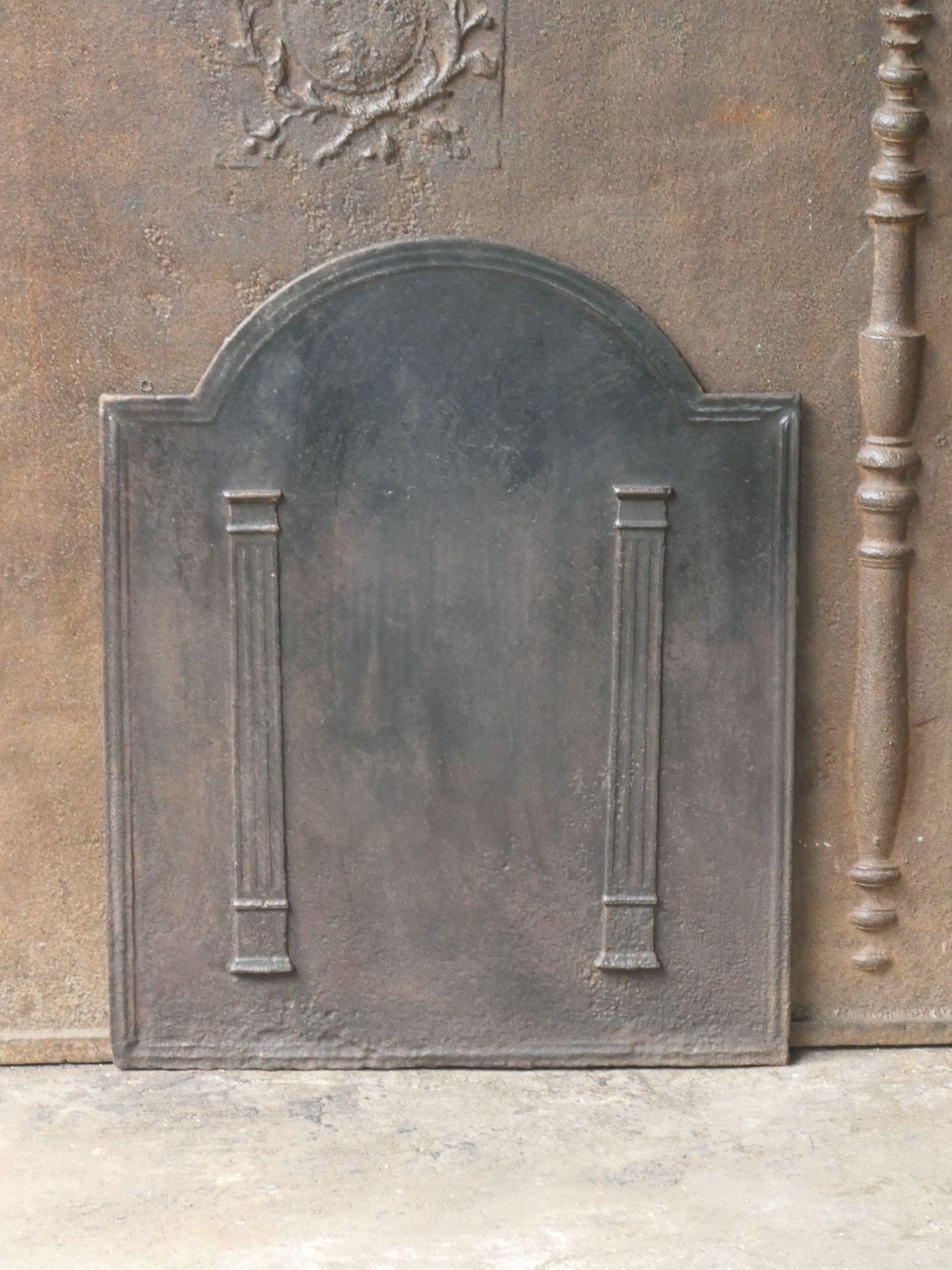 Parafuoco francese del XIX secolo di epoca neoclassica con due pilastri della libertà. I pilastri simboleggiano il valore della libertà, uno dei tre valori della rivoluzione francese.

Lo schienale è in ghisa e presenta una patina marrone naturale.