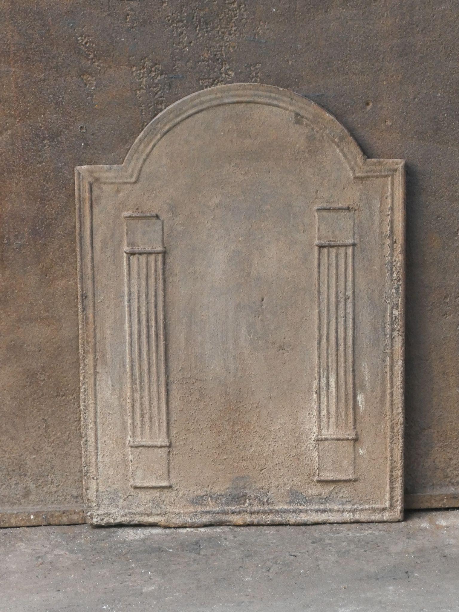 Caminetto neoclassico francese dell'inizio del XIX secolo con due pilastri della libertà. I pilastri simboleggiano il valore della libertà, uno dei tre valori della Rivoluzione Francese.

Lo schienale è in ghisa e presenta una patina marrone