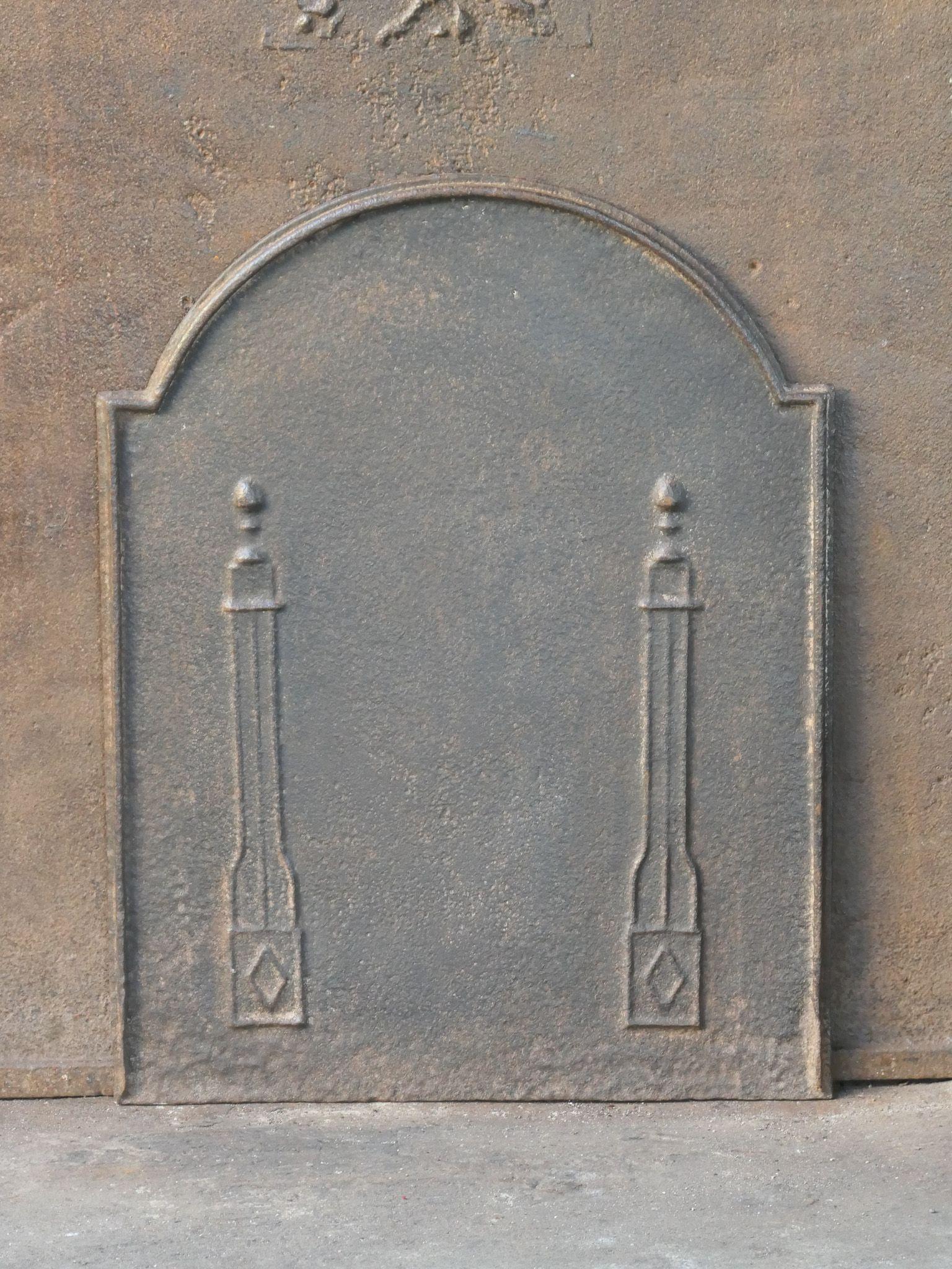 Parafuoco francese del XIX secolo di epoca neoclassica con due pilastri della libertà. I pilastri simboleggiano il valore della libertà, uno dei tre valori della Rivoluzione Francese. 

Lo schienale è in ghisa e presenta una patina marrone naturale.