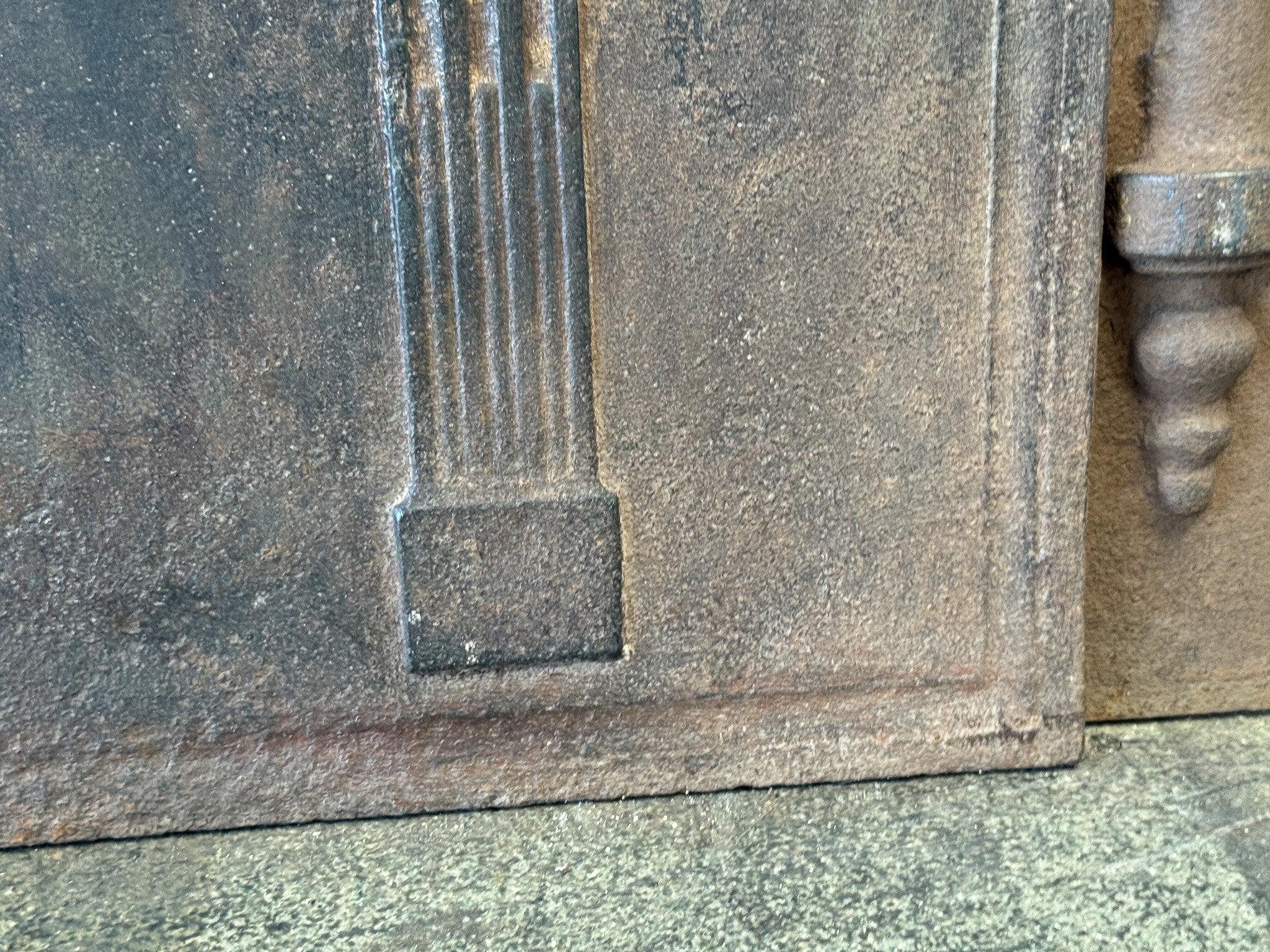 Rivestimento per il fuoco francese 'Pilastri della Libertà', periodo neoclassico, XIX secolo. In condizioni buone in vendita a Amerongen, Amerongen