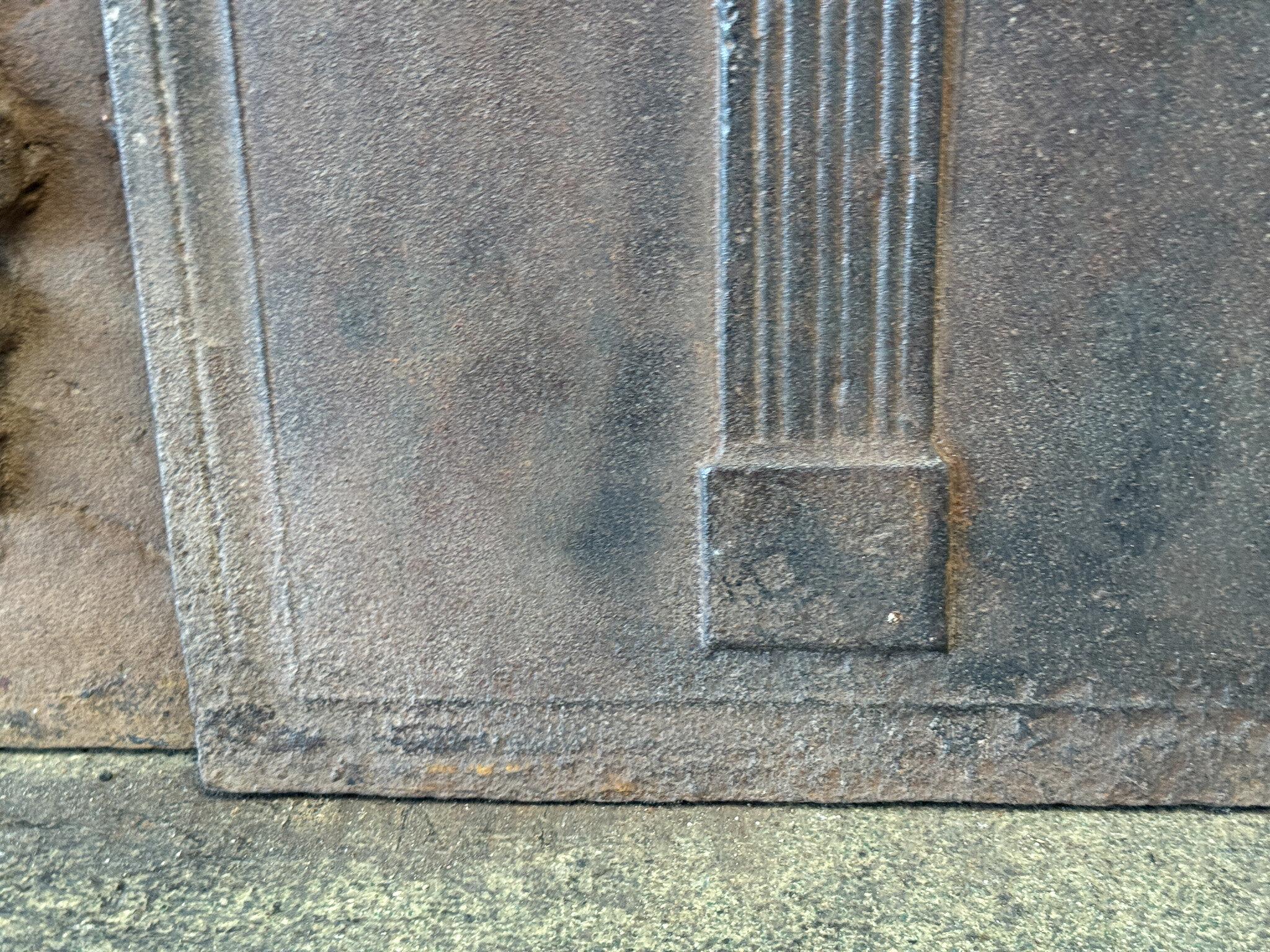 Ferro Rivestimento per il fuoco francese 'Pilastri della Libertà', periodo neoclassico, XIX secolo. in vendita
