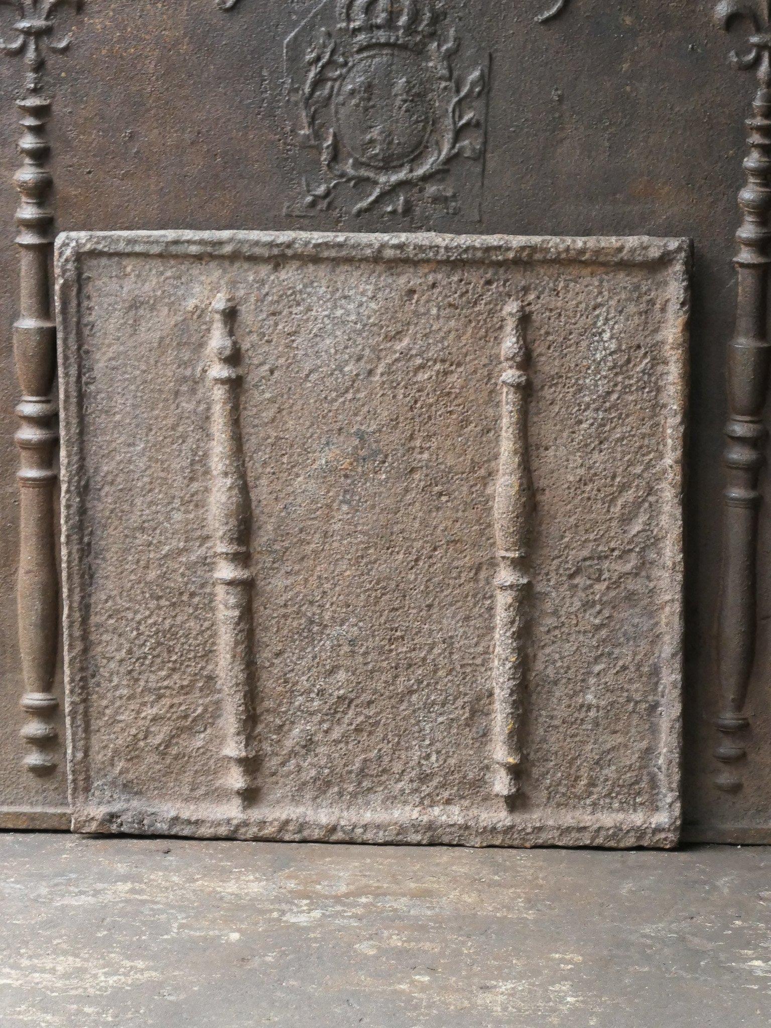Parafuoco francese del periodo Luigi XIV dell'inizio del XVIII secolo con due colonne d'Ercole. Il pilastro si riferisce alla clava di Ercole e simboleggia la forza e l'ignoto.

Lo schienale del camino presenta una patina marrone naturale. Su