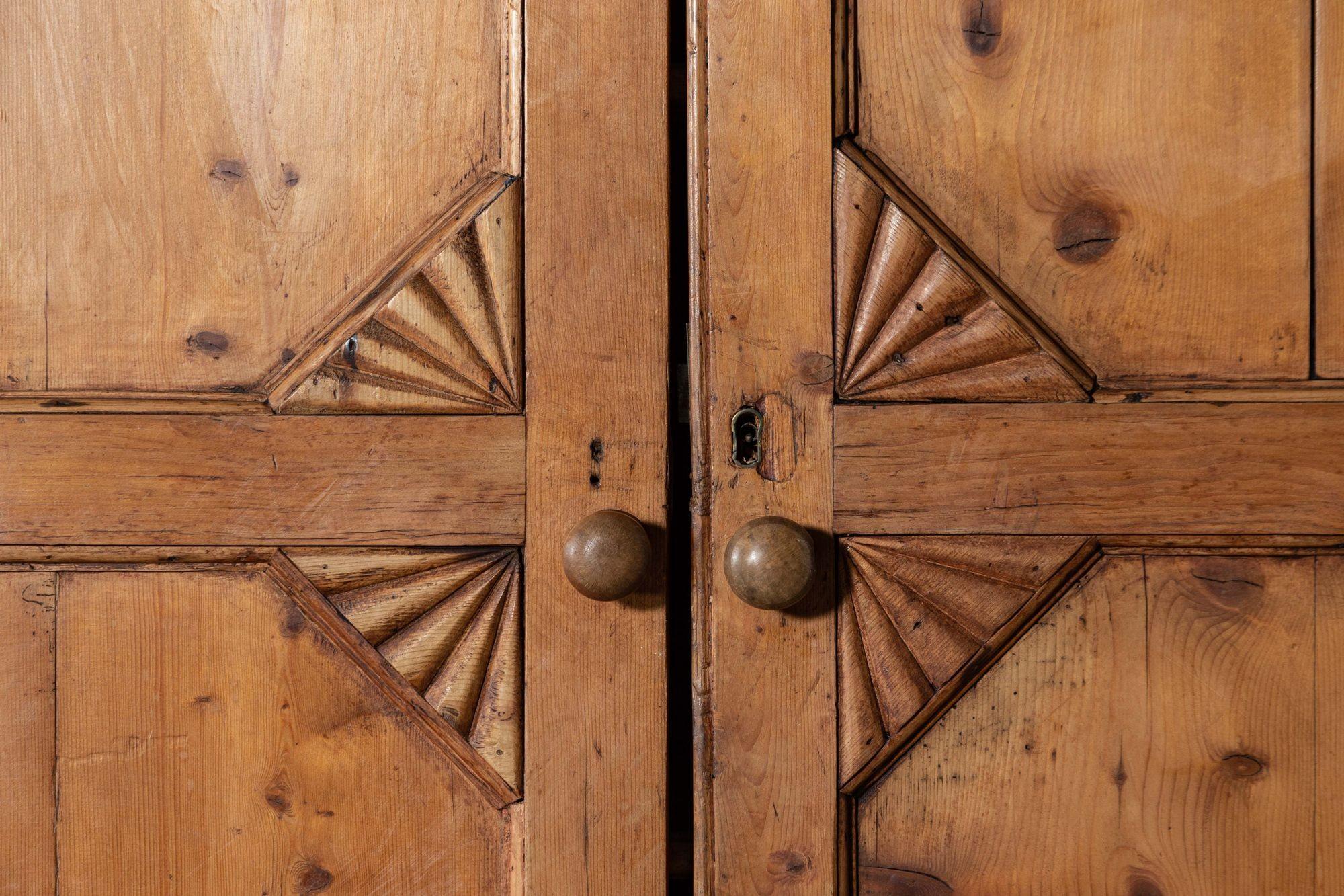 Französischer Kiefernholz-Schrank im Angebot 6