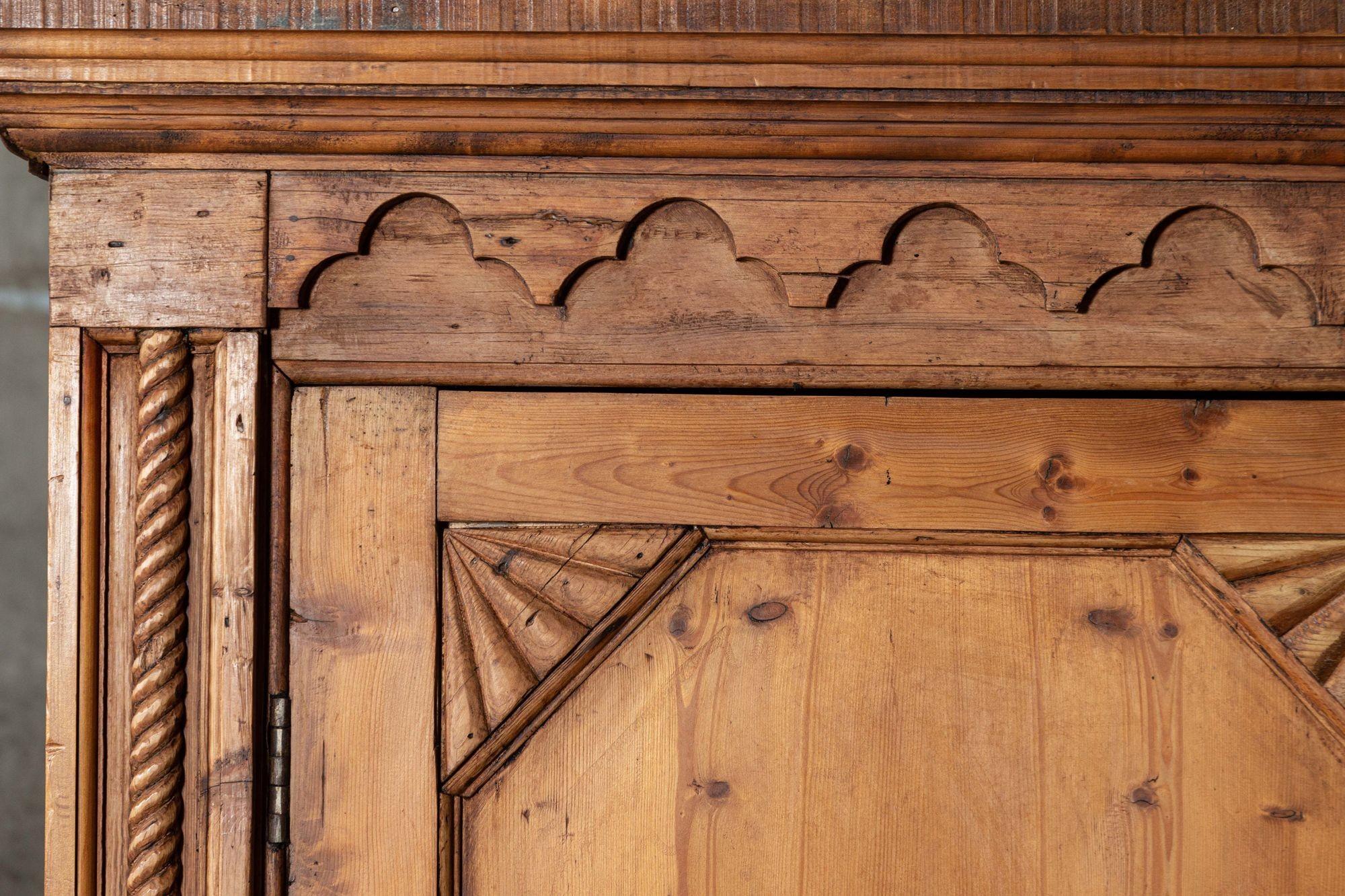 Französischer Kiefernholz-Schrank im Angebot 7