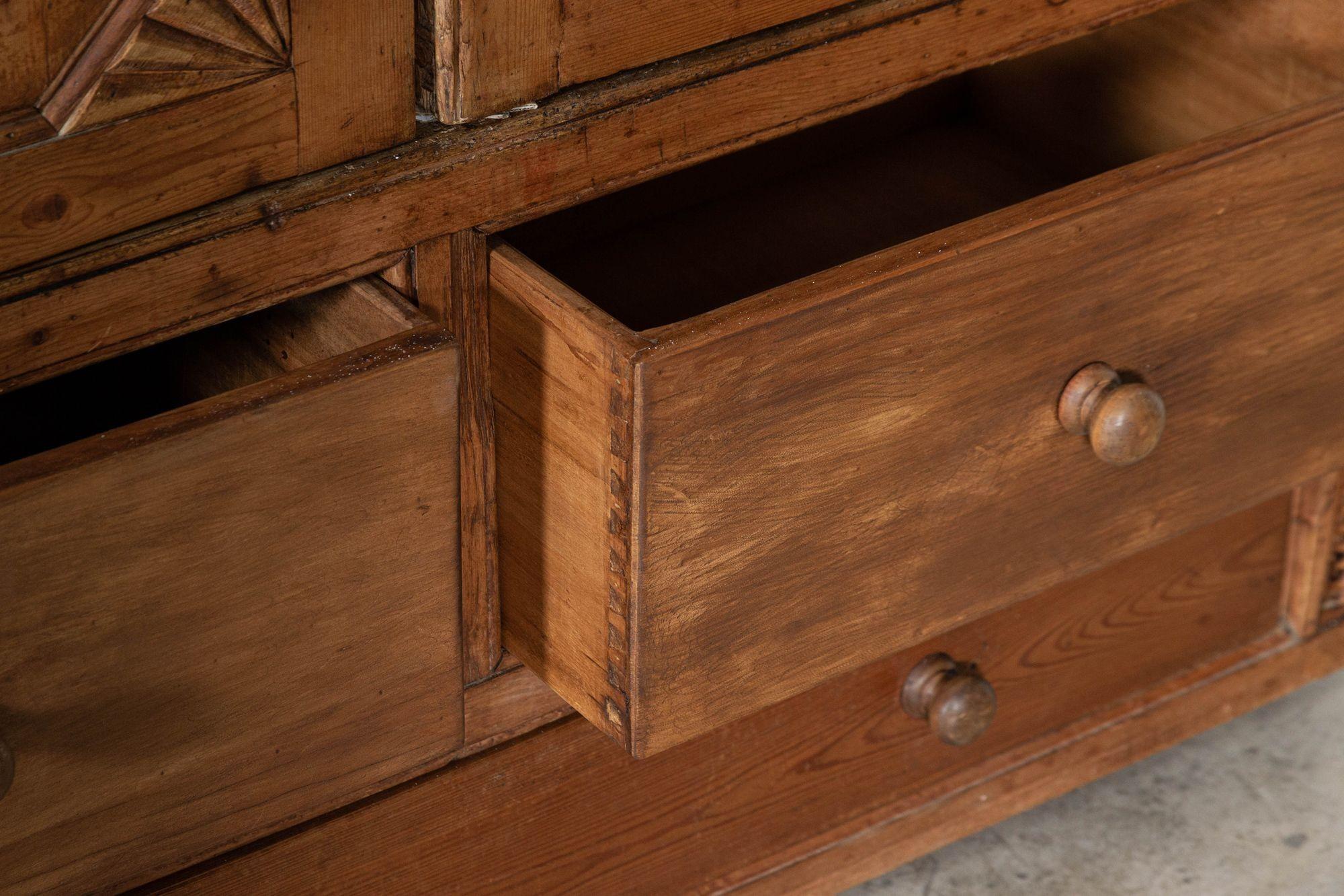 Französischer Kiefernholz-Schrank im Angebot 9