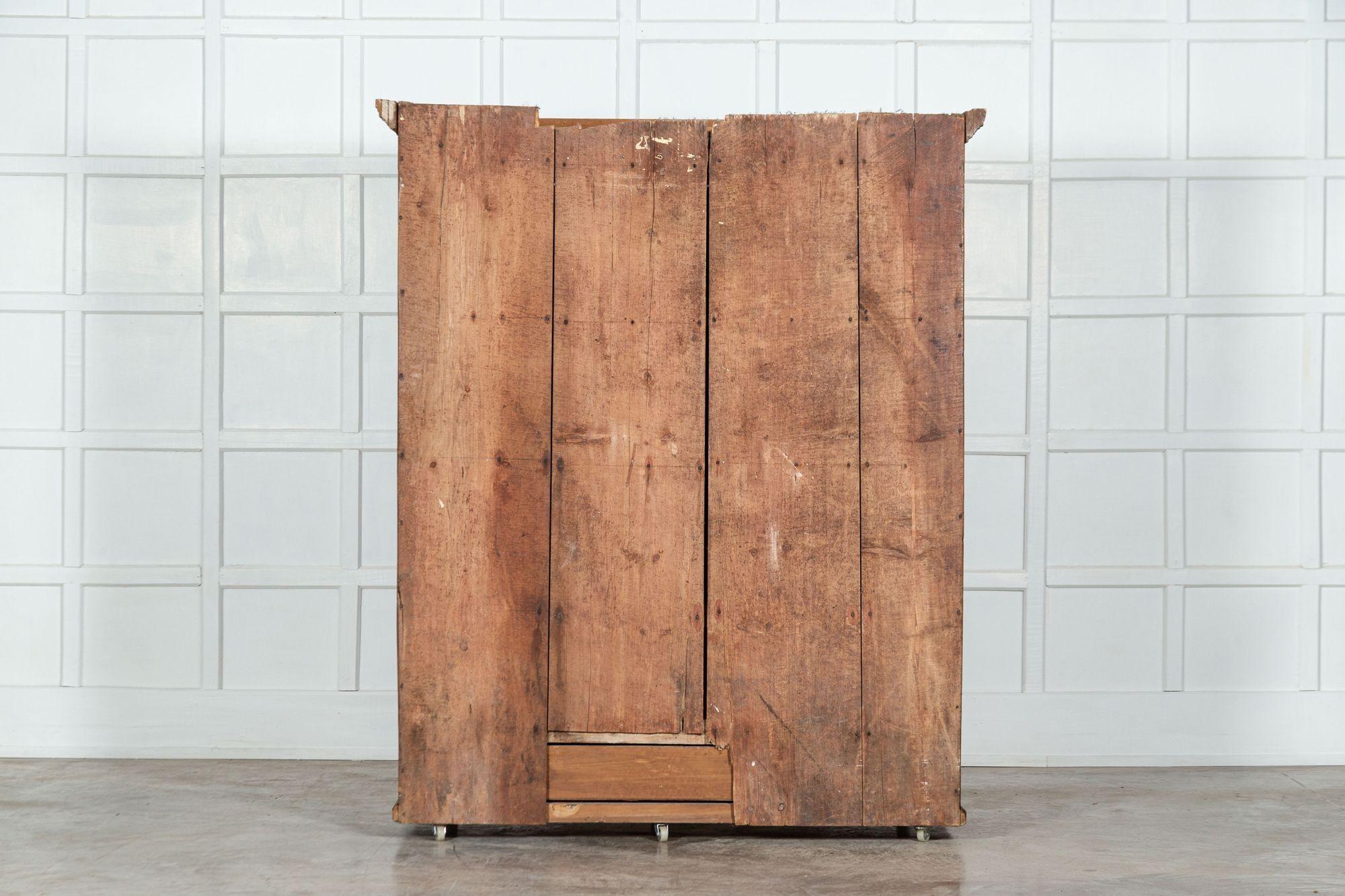 Französischer Kiefernholz-Schrank im Angebot 10