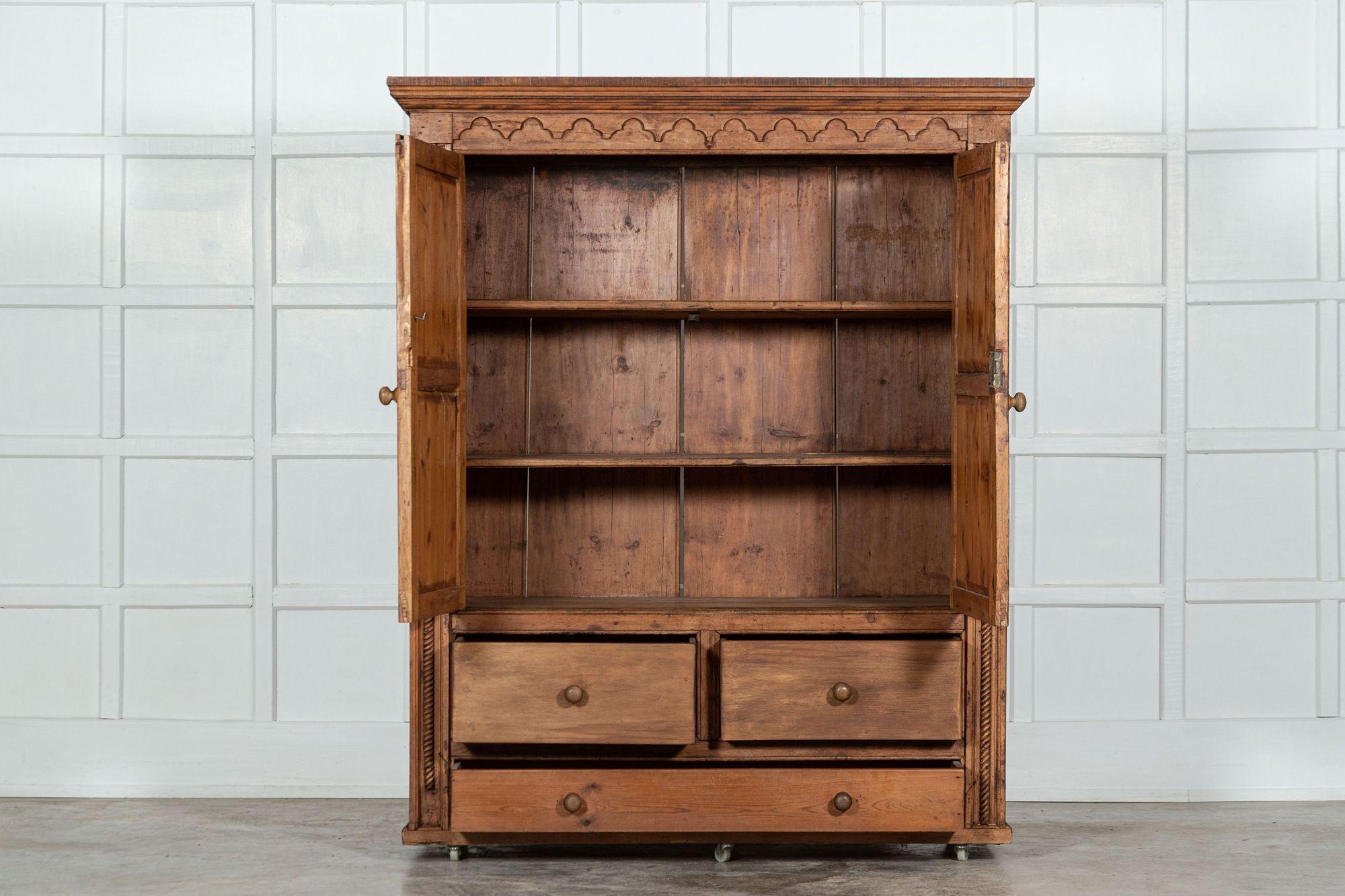 um 1900
Französischer Kiefernholz-Schrank
sku 1476
B148 x T55 x H181 cm.