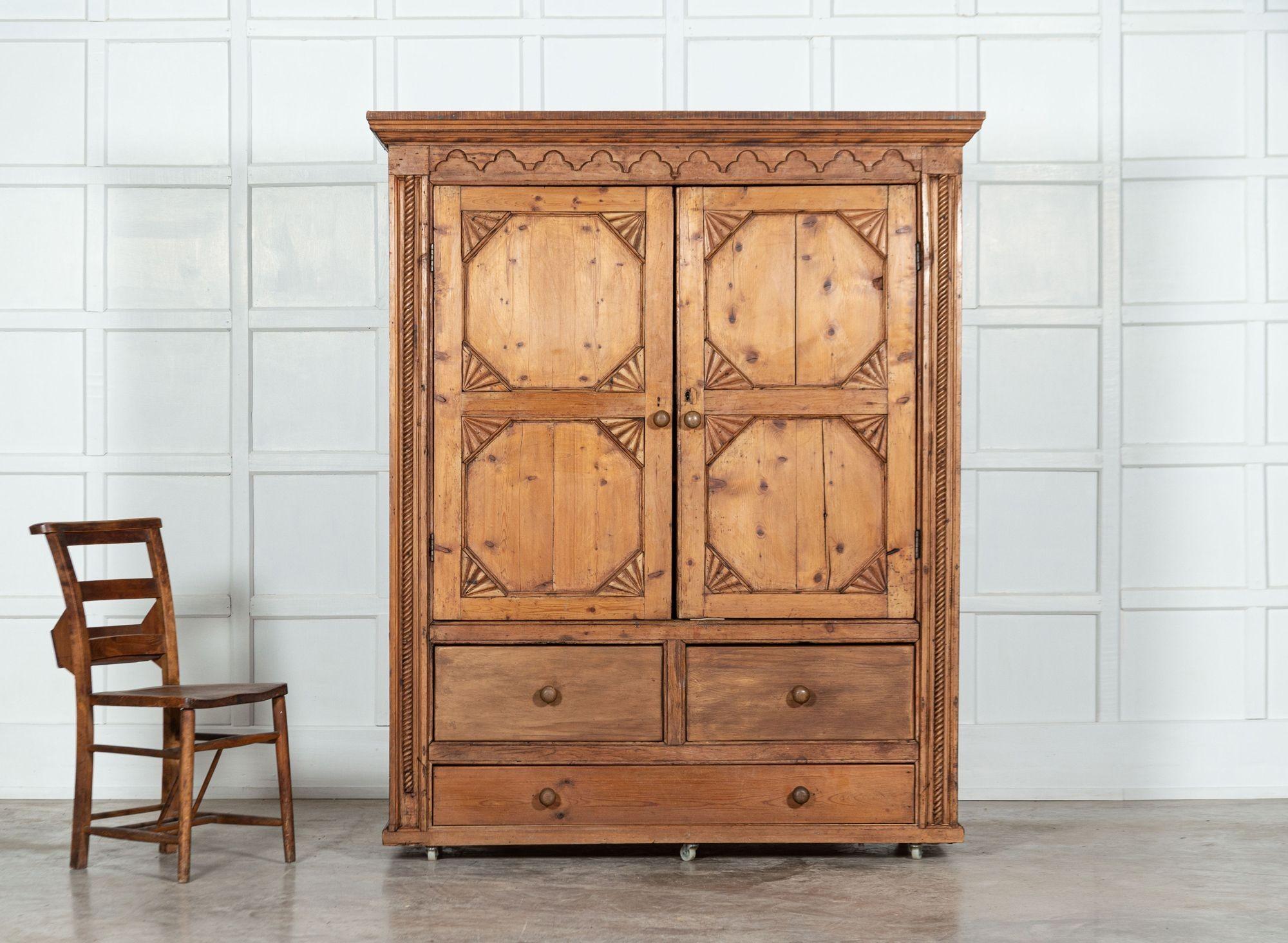 Französischer Kiefernholz-Schrank (20. Jahrhundert) im Angebot