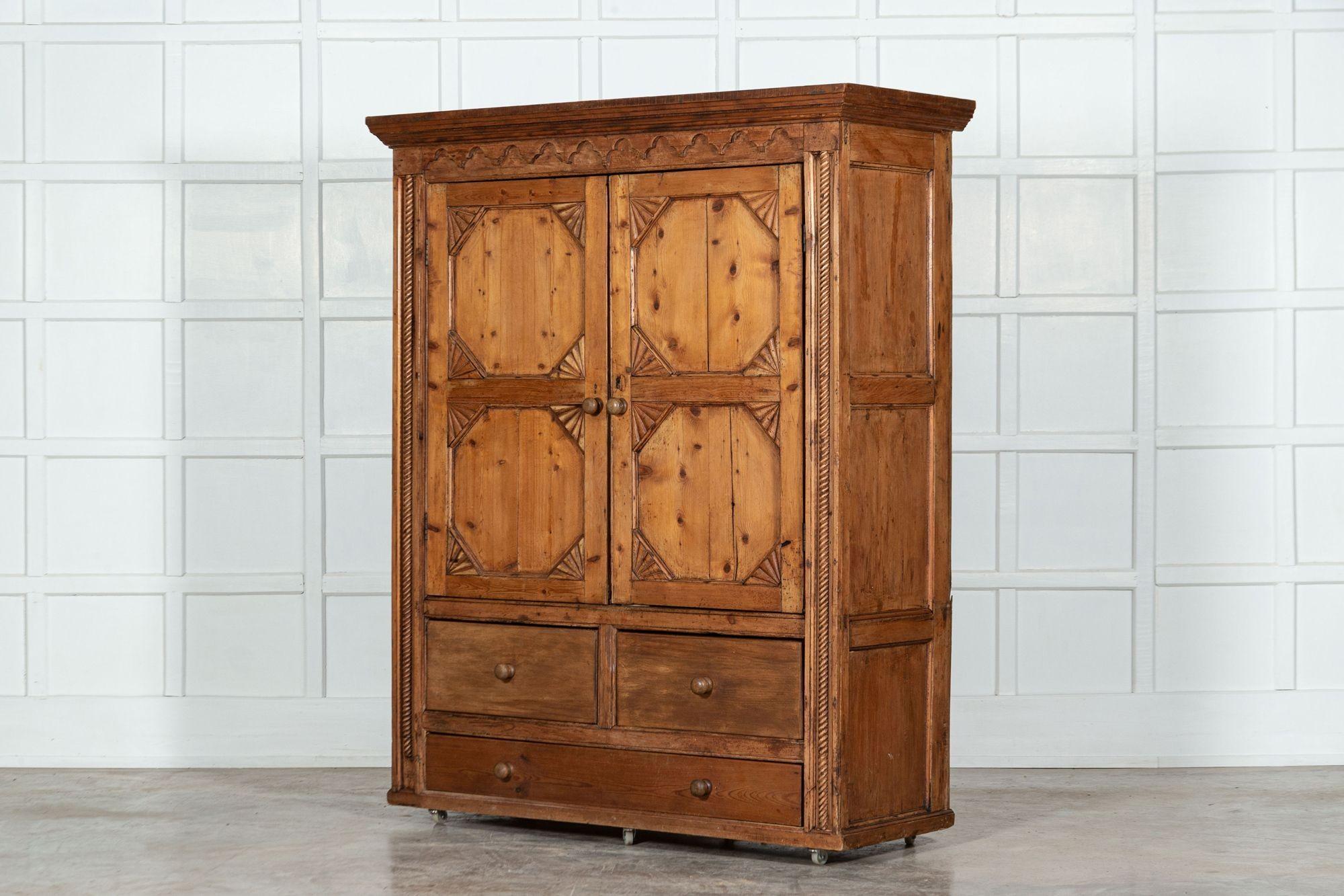 Französischer Kiefernholz-Schrank im Angebot 1