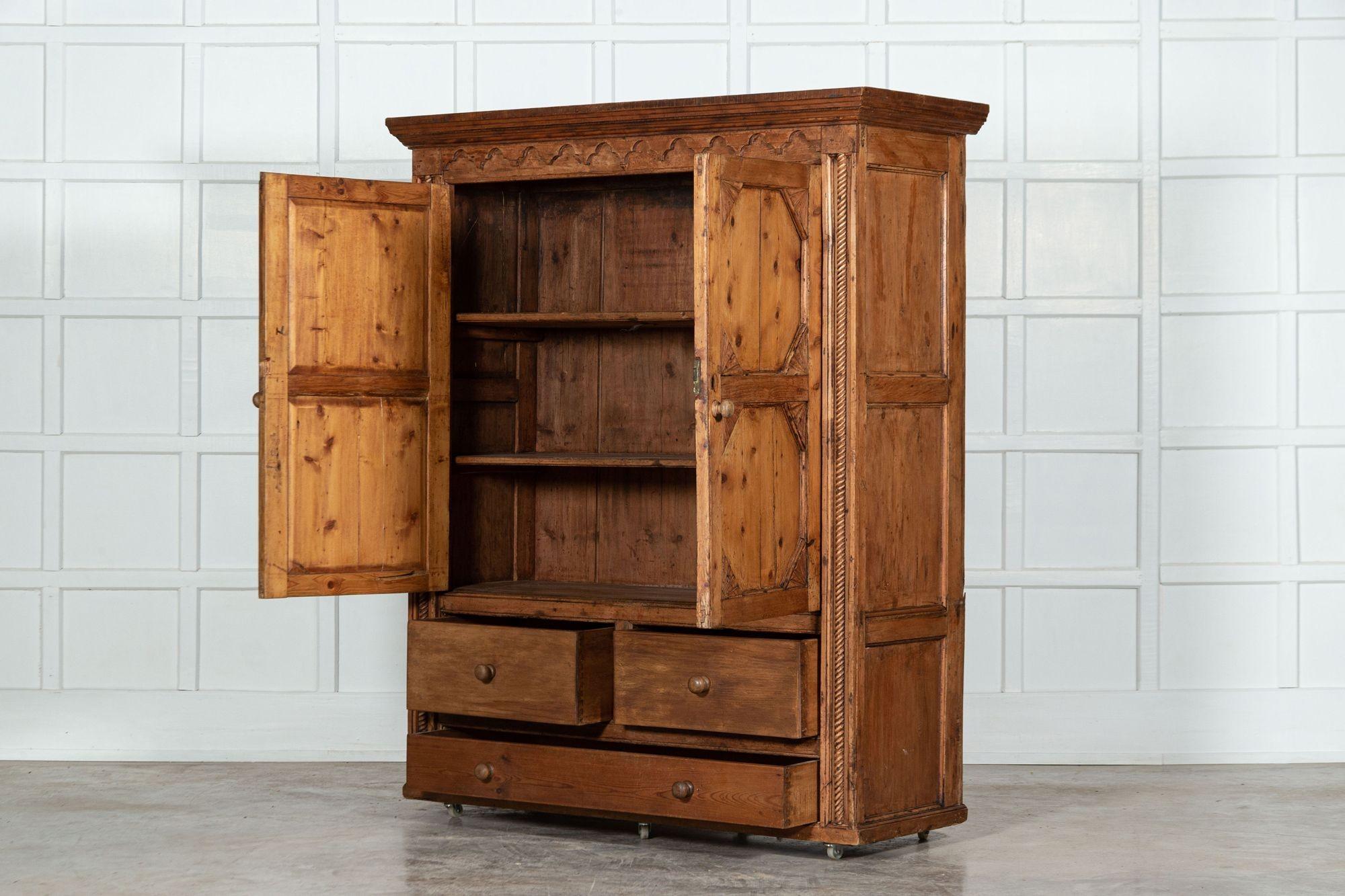 Französischer Kiefernholz-Schrank im Angebot 2