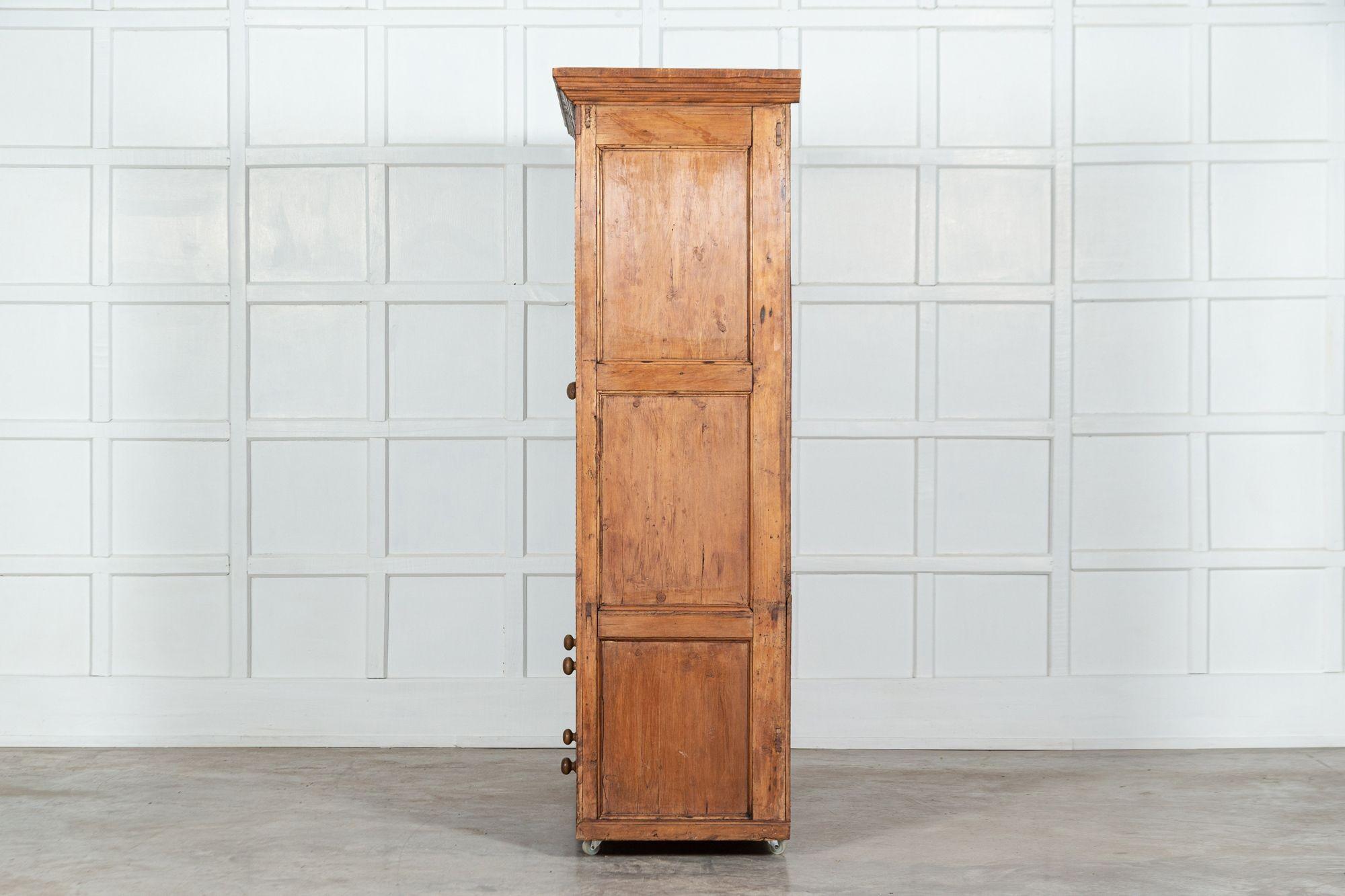Französischer Kiefernholz-Schrank im Angebot 4