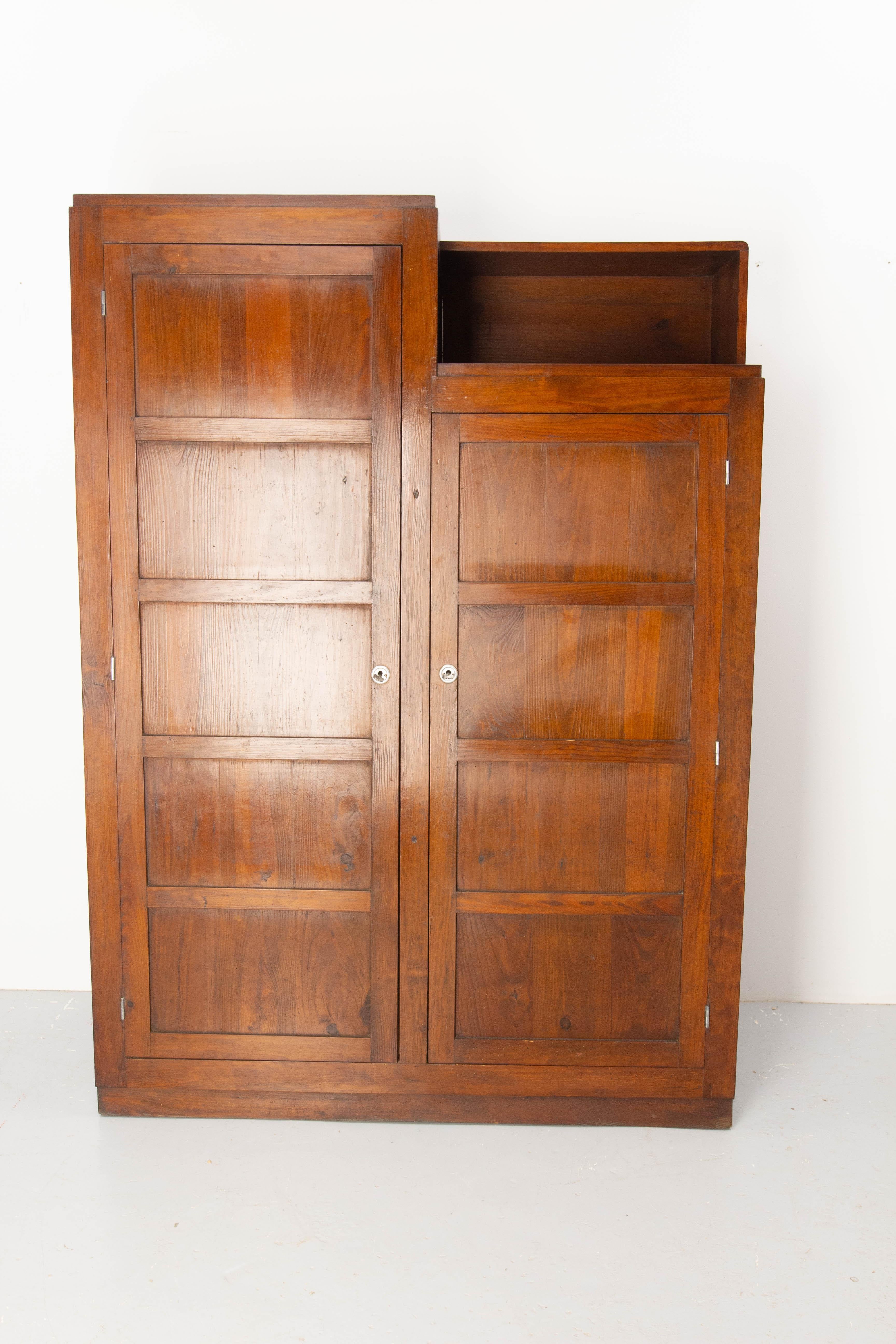 French asymmetrical armoire with wardrobe, shelves and drawers.
A little part on the top of the left part can be used has an exhibition shelf.
A metal rod to complete the wardrobe part will be added before sending.
Few signs of use, good