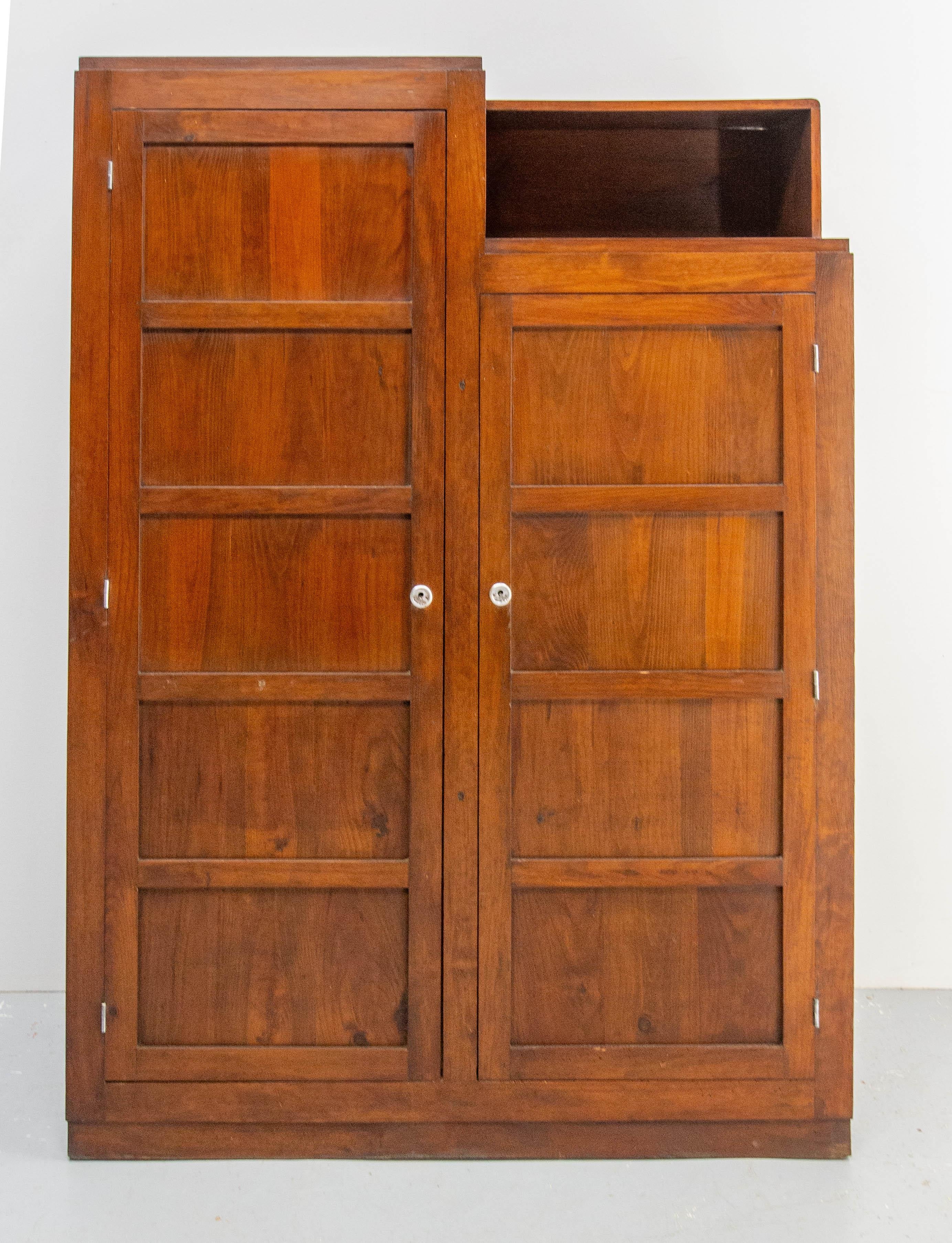 Mid-Century Modern Armoire en pin à deux portes, étagères et tiroirs, circa 1950 en vente