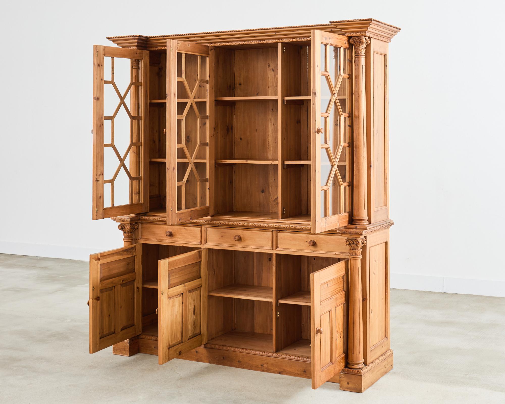 Mobile libreria in pino francese Astral smaltato con supporti a colonna in vendita 4