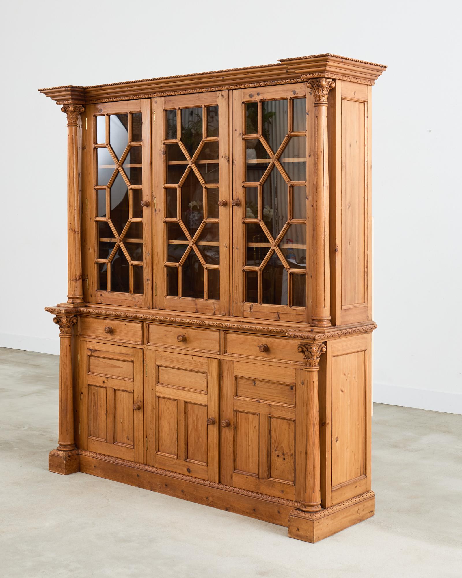 Georgiano Mobile libreria in pino francese Astral smaltato con supporti a colonna in vendita