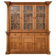 Mueble librería esmaltado Astral de pino francés con soportes de columna