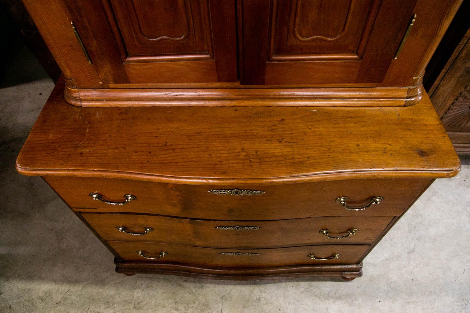 French Pine Buffet Deux Corps In Good Condition For Sale In Wilson, NC