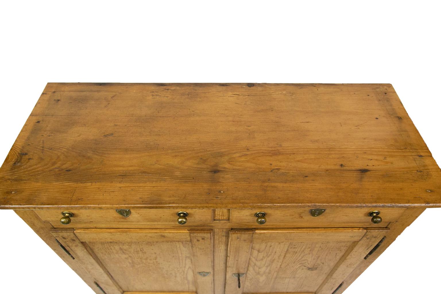 French pine buffet, the doors on this pine French buffet have double exposed peg construction. It has the original hinges and later lock with working key. The sides are chamfered and end in bun feet.