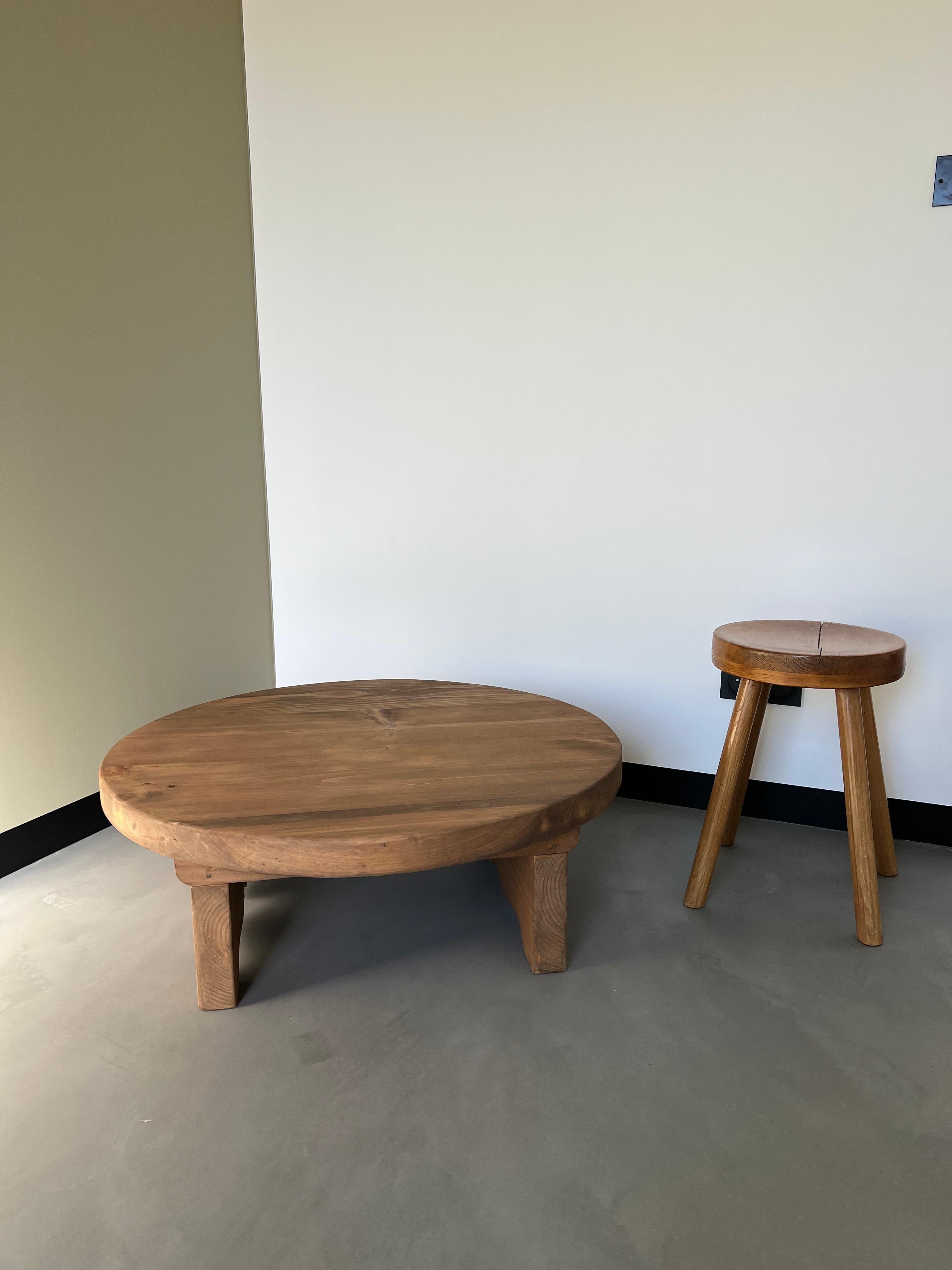Très jolie table basse moderniste dans l'esprit du mobilier de montagne, des arcs, des Alpes françaises. Son plateau épais et sa jolie patine couplée à la base montagneuse lui confèrent un cachet authentique et une élégance aérienne. Sa finition