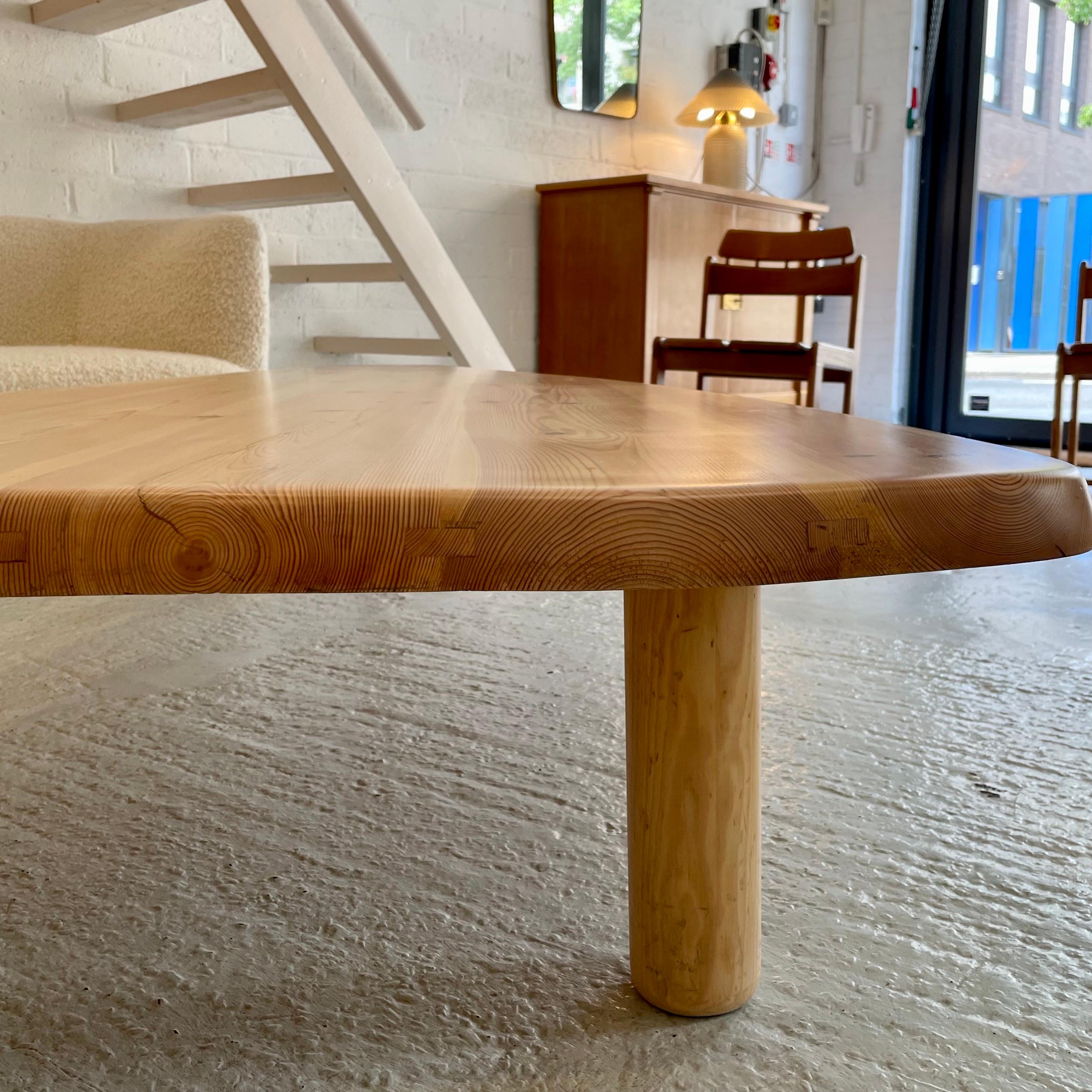 French Pine Coffee Table In Good Condition For Sale In London, England