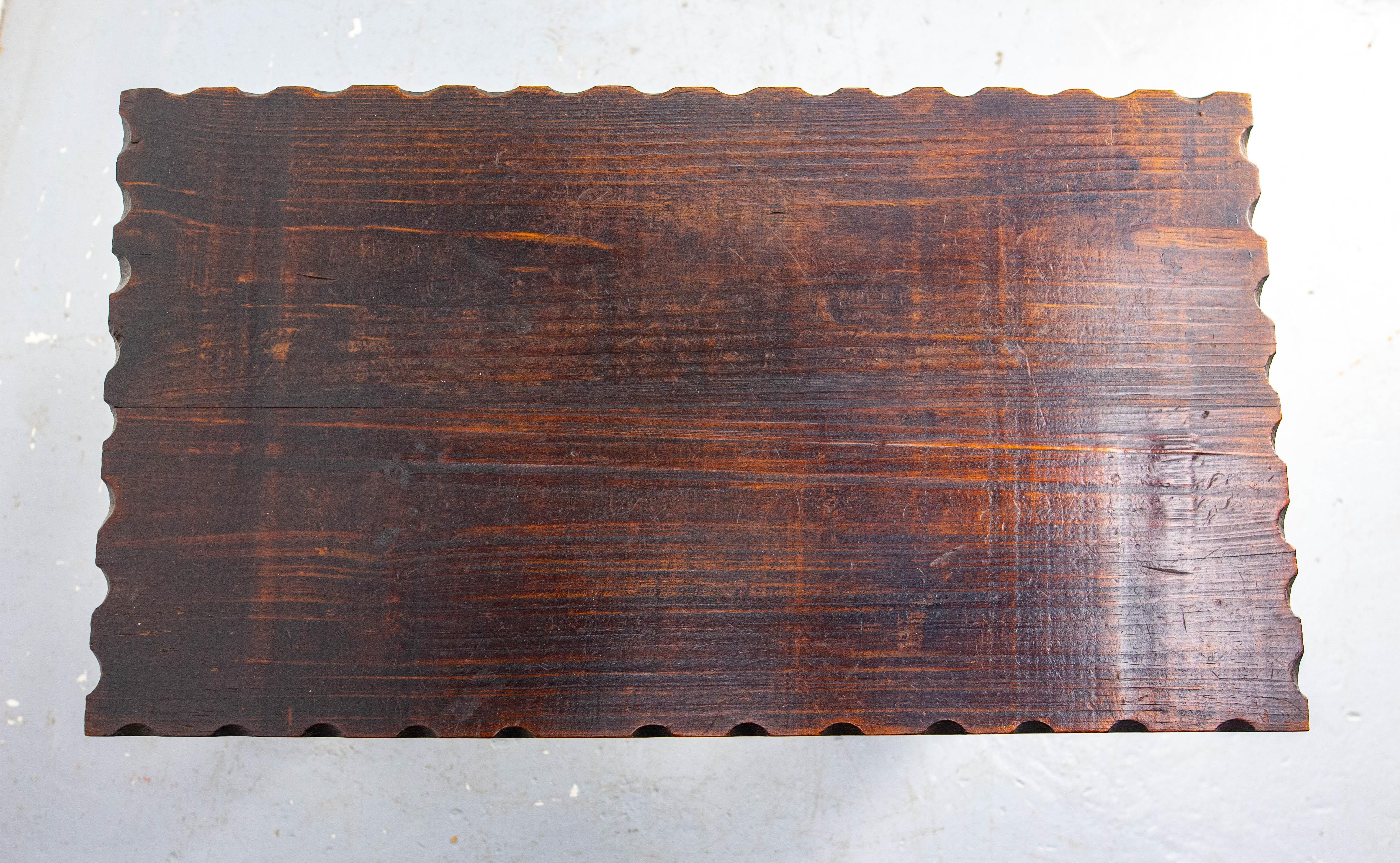 Table basse en pin français Pieds asymétriques de style espagnol, circa 1950 en vente 3