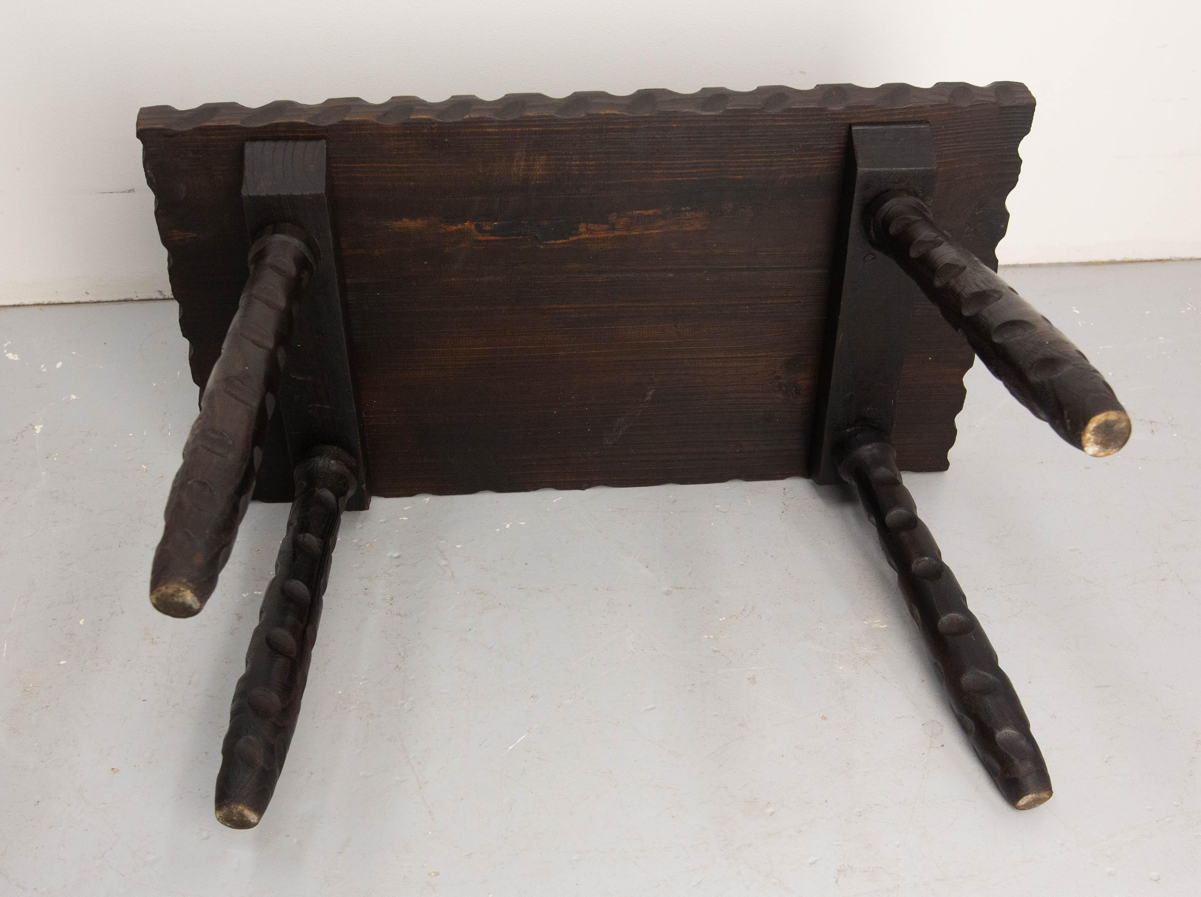 Table basse en pin français Pieds asymétriques de style espagnol, circa 1950 en vente 4