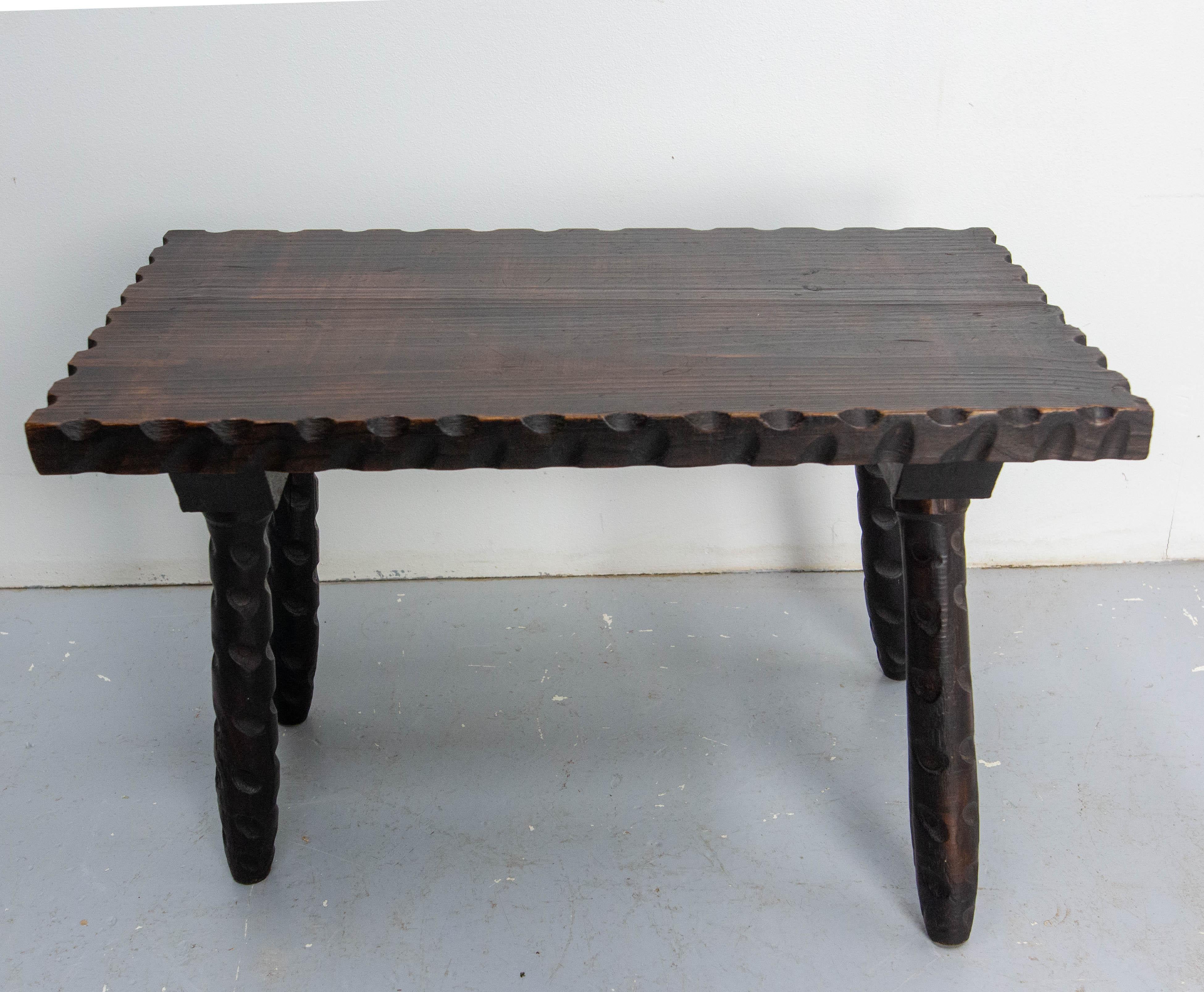 Table basse de ferme des années 50 tournée à la main dans le style espagnol. Superbe patine foncée qui laisse encore apparaître les veines du bois. Une belle pièce en très bon état. 
Le tournage à la main a permis au sculpteur de créer l'asymétrie