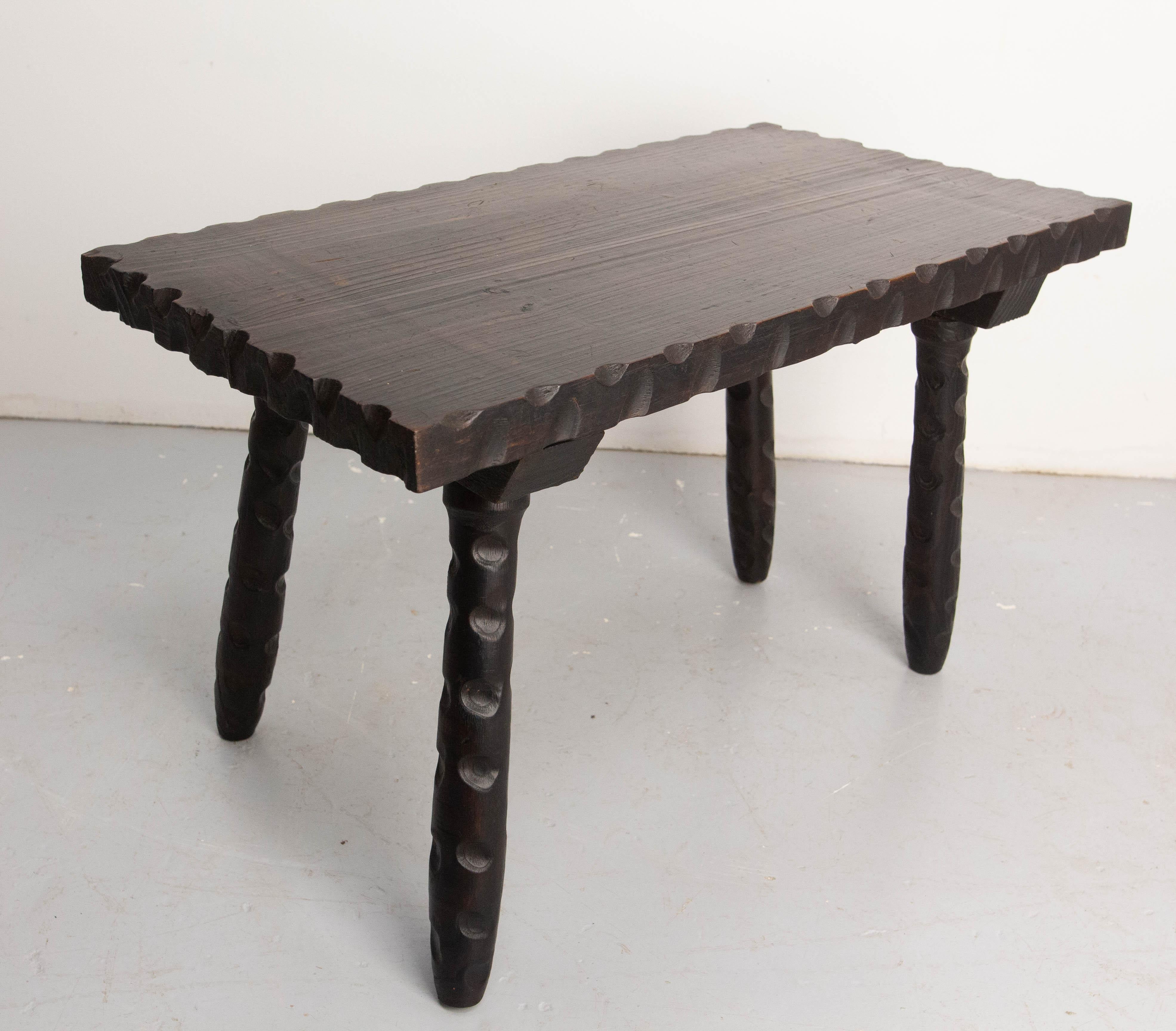 Français Table basse en pin français Pieds asymétriques de style espagnol, circa 1950 en vente