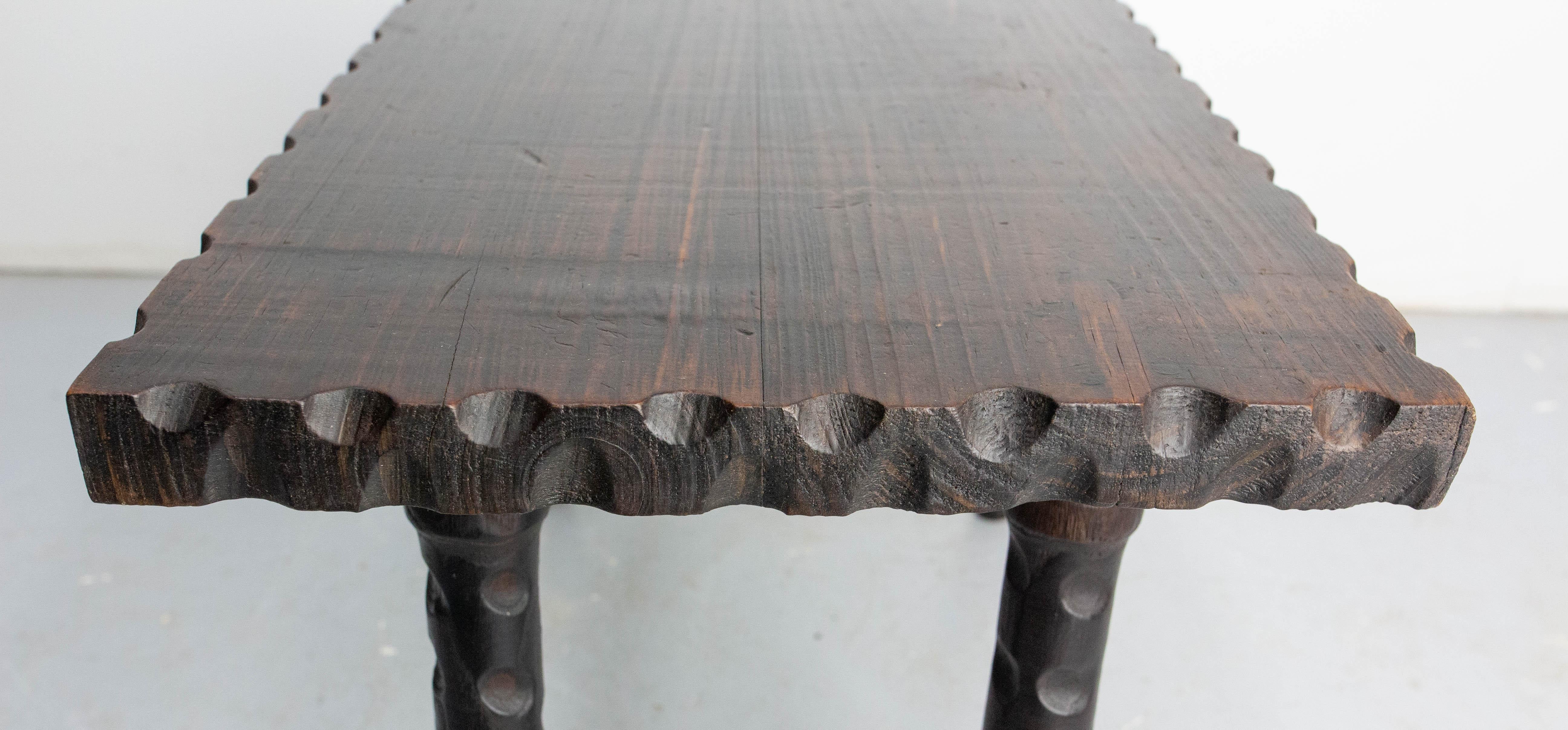 Table basse en pin français Pieds asymétriques de style espagnol, circa 1950 en vente 1