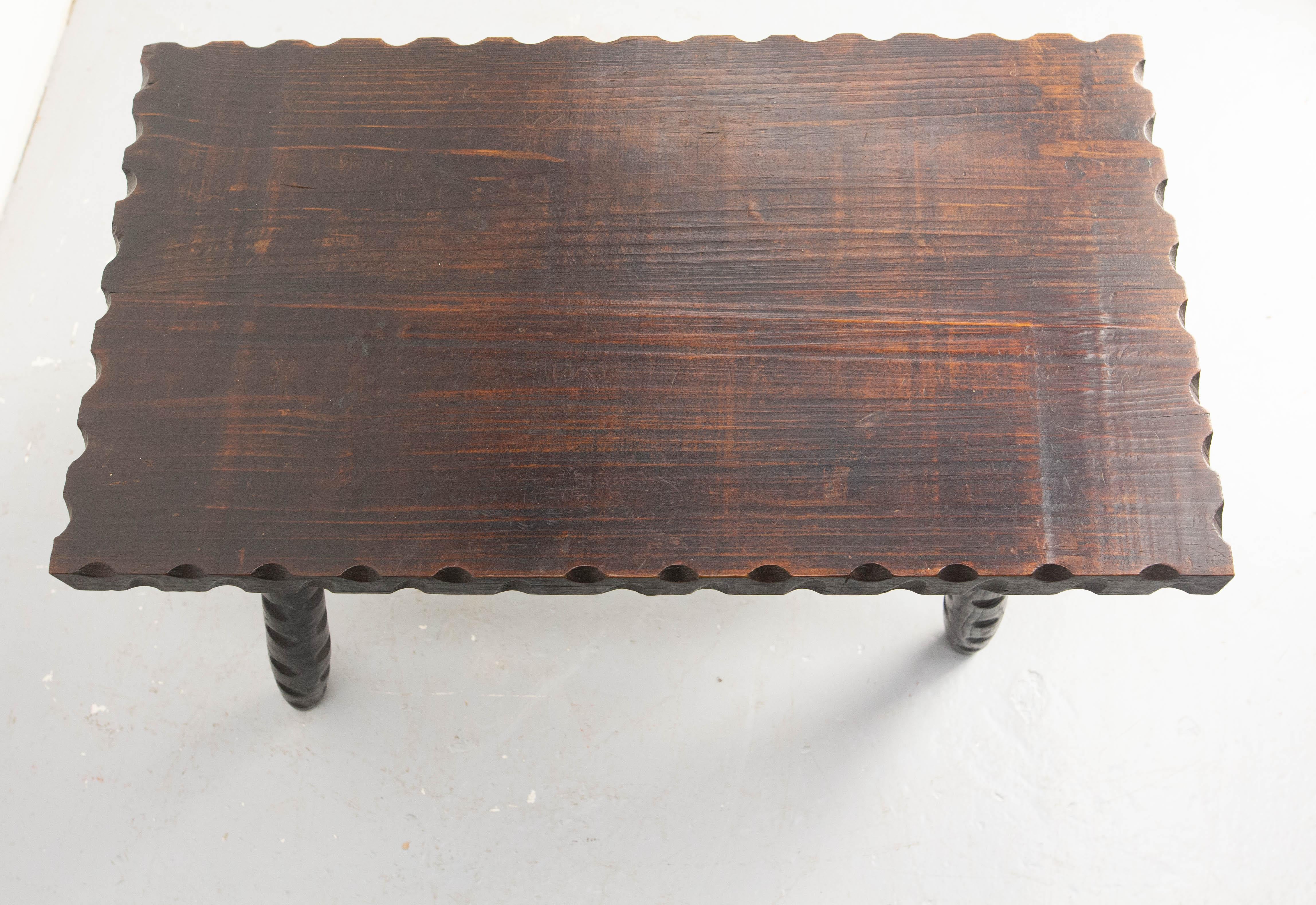 Table basse en pin français Pieds asymétriques de style espagnol, circa 1950 en vente 2