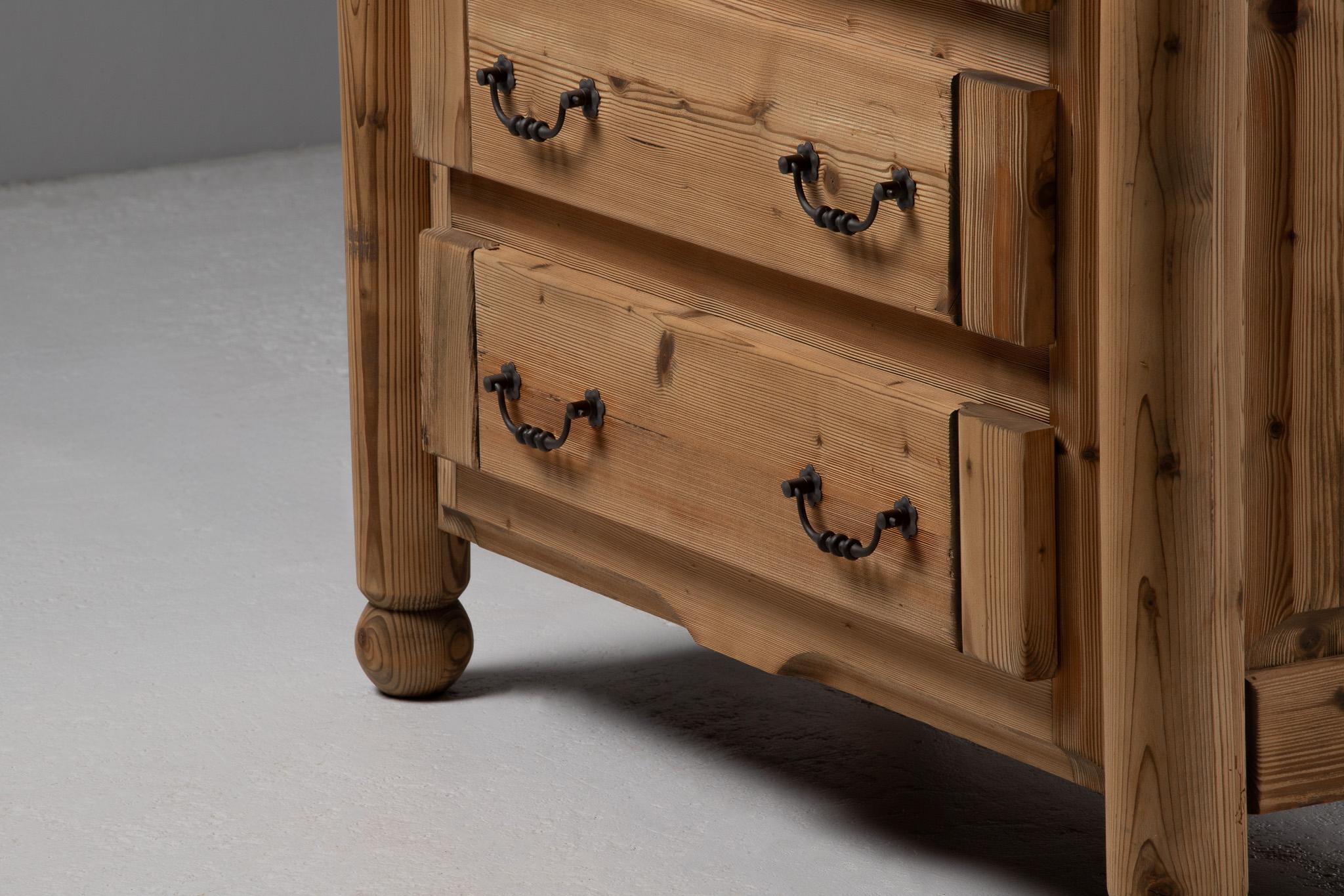 French Pine Commode with Turned Legs and Forged Handles For Sale 5