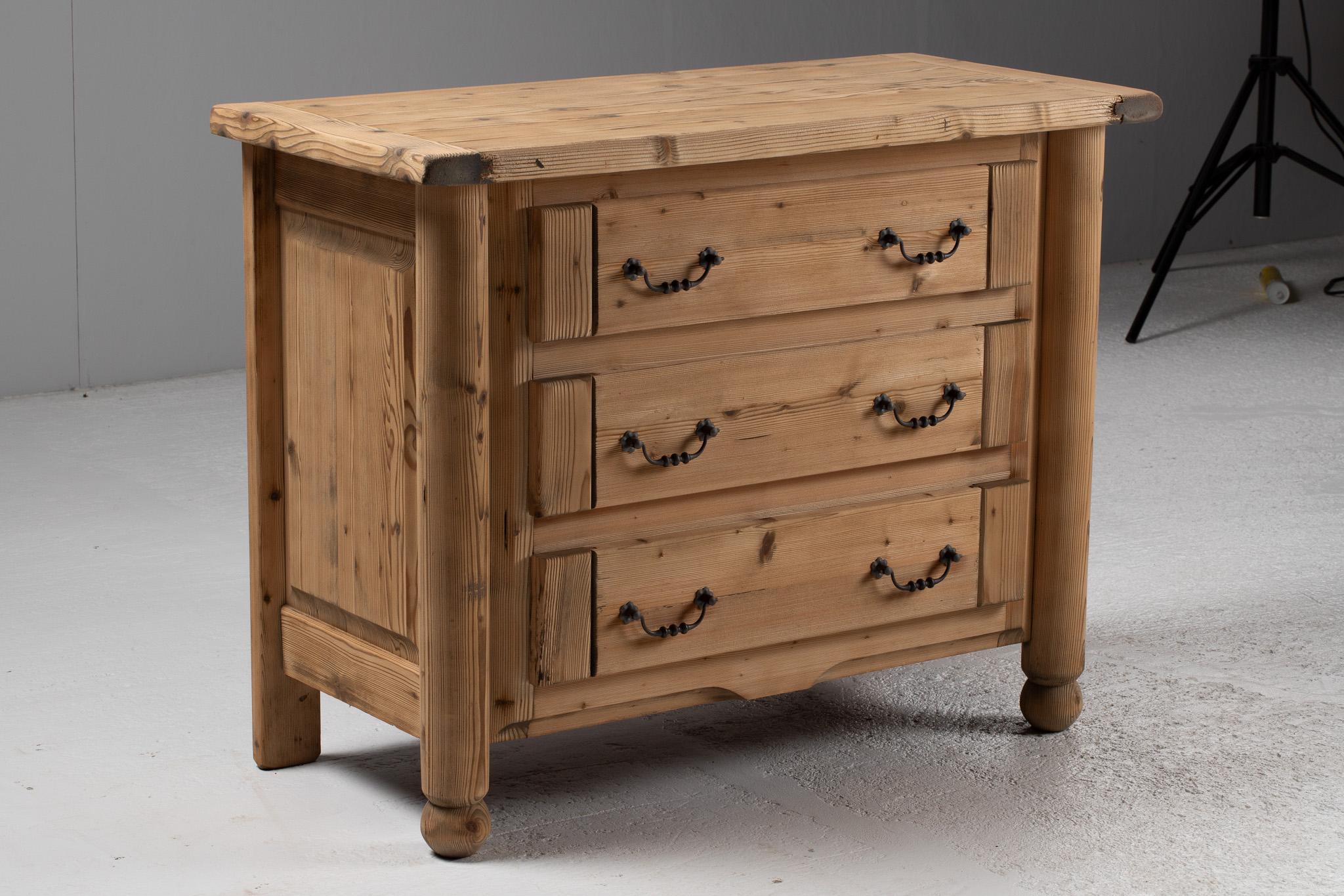 French Pine Commode with Turned Legs and Forged Handles For Sale 8