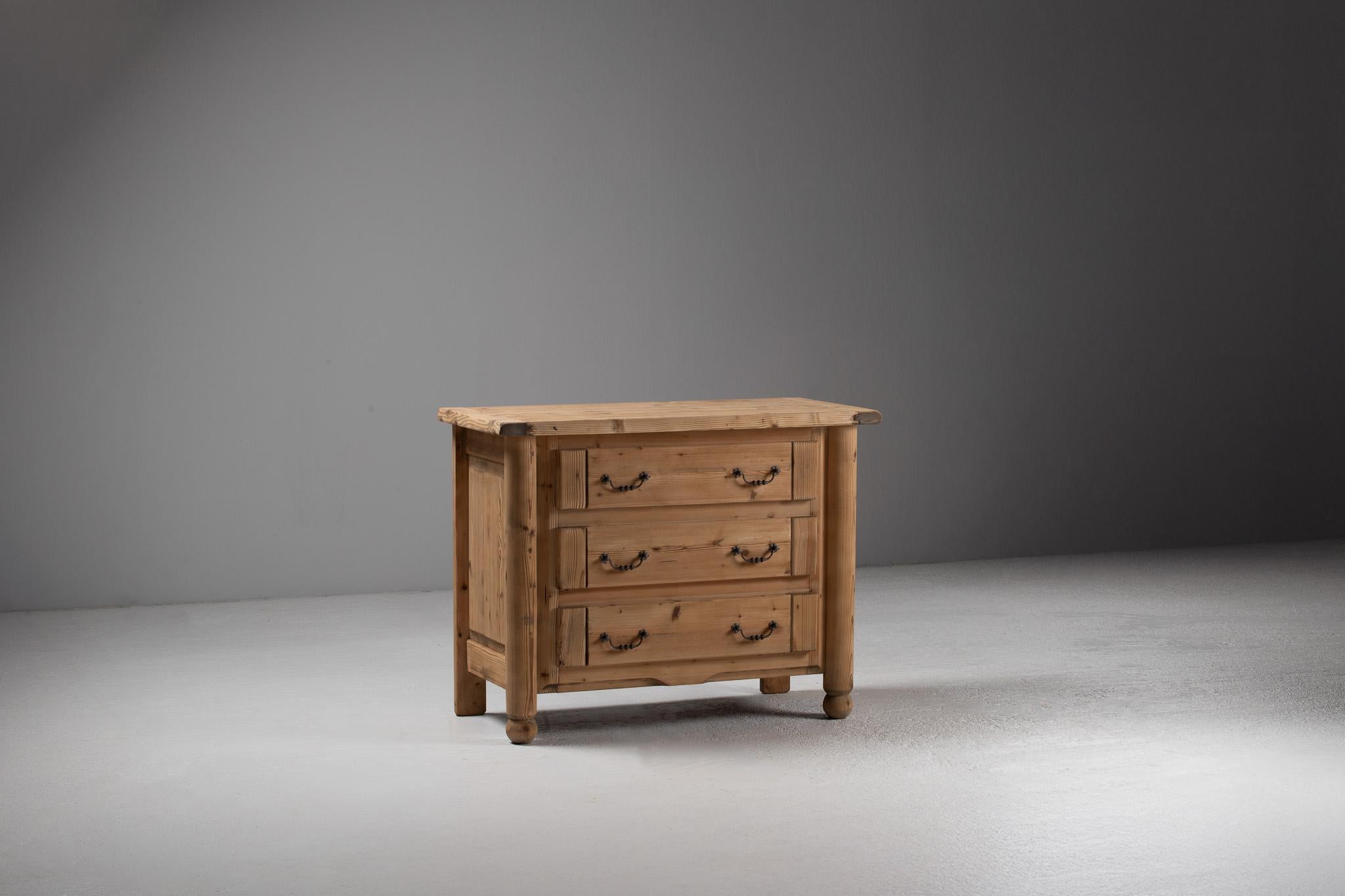 French Pine Commode with Turned Legs and Forged Handles In Good Condition For Sale In Kaštel Sućurac, Splitsko-dalmatinska županija