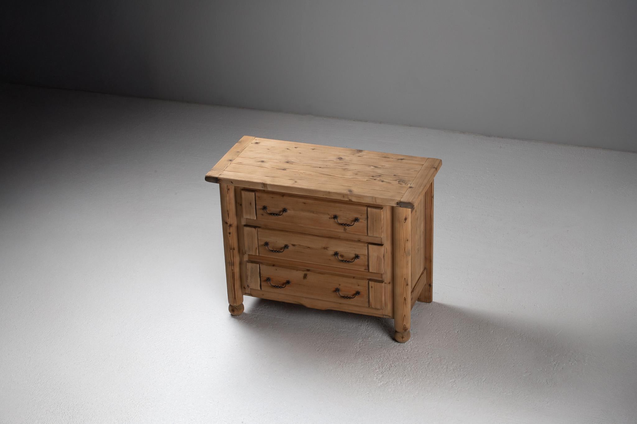 French Pine Commode with Turned Legs and Forged Handles For Sale 3