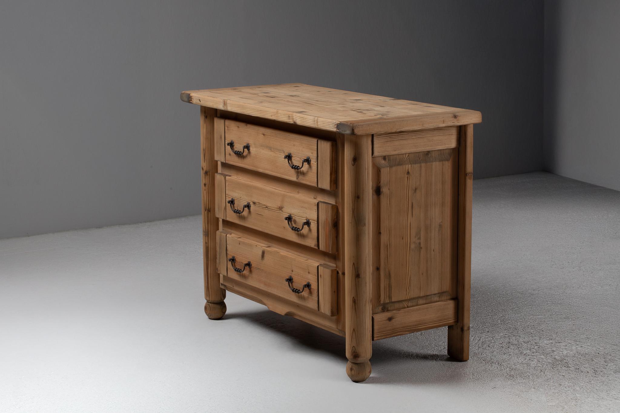 French Pine Commode with Turned Legs and Forged Handles For Sale 4