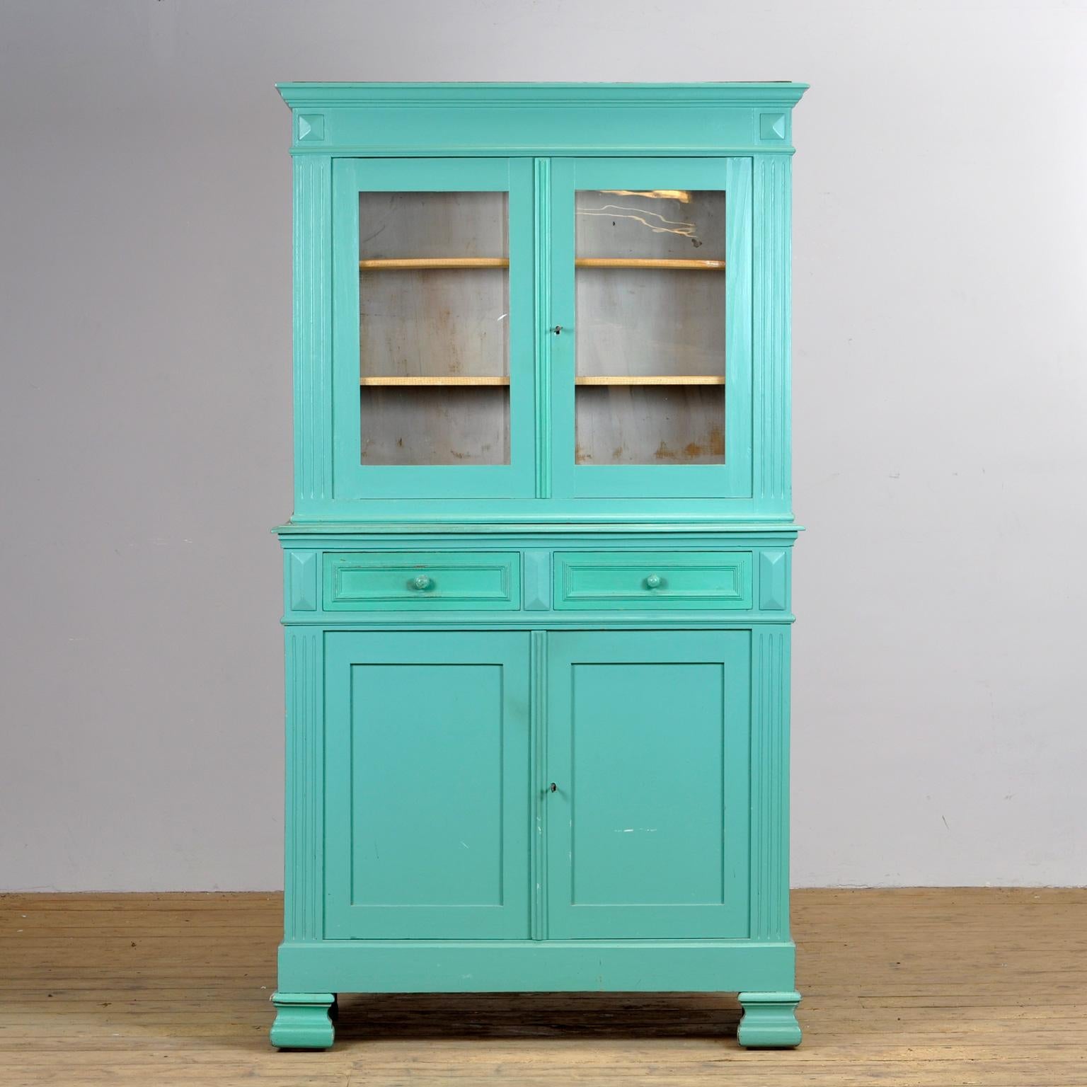 Pine kitchen cupboard from the 1940s. The cabinet consists of 2 separate parts. In the upper part 2 shelves behind glass. At the bottom 2 drawers and behind the doors 2 shelves for plenty of storage space.
Measures: depth of the to part is 30 cm.