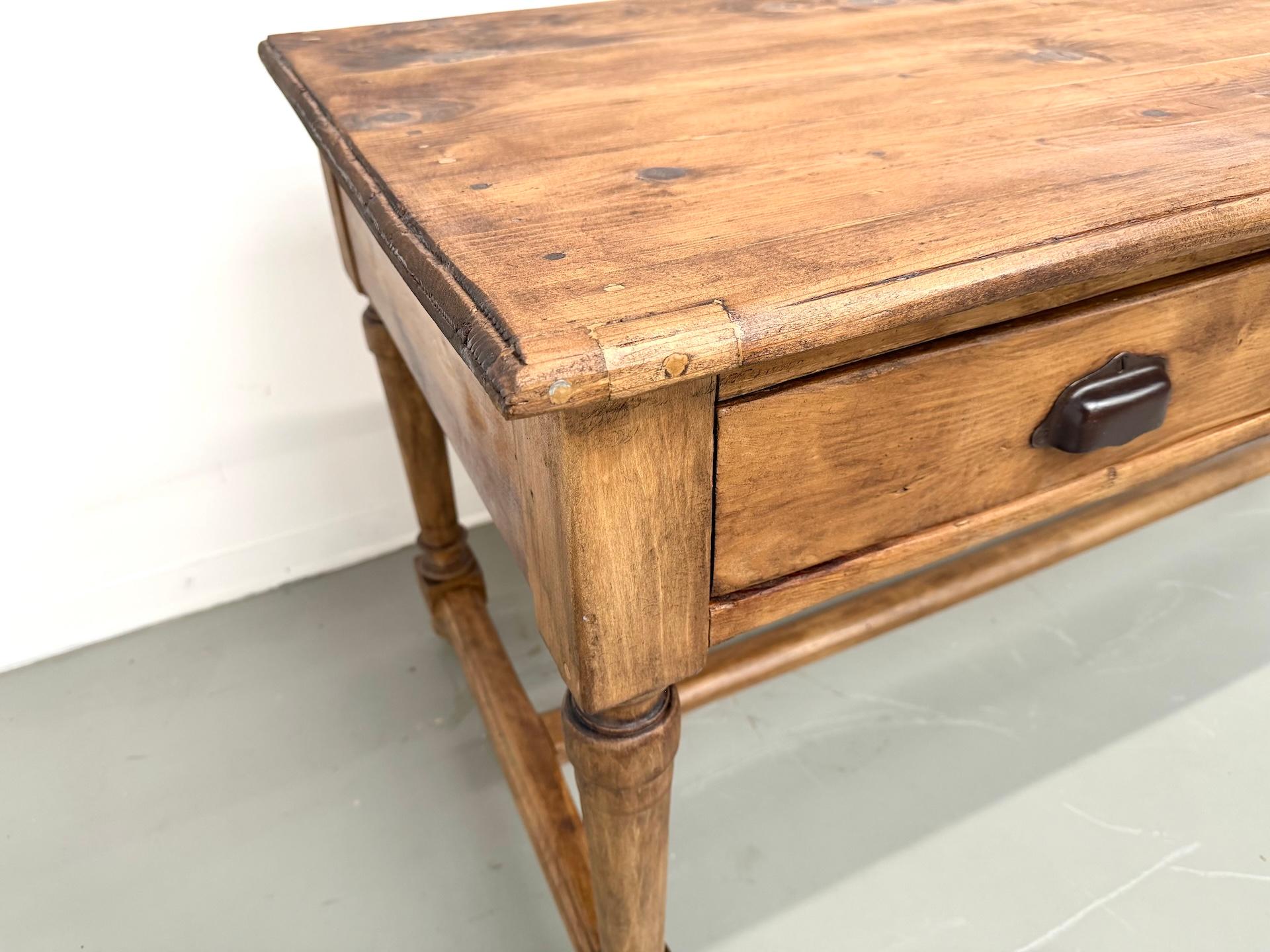 Mesa de granja de pino francés circa 1909 en venta 4