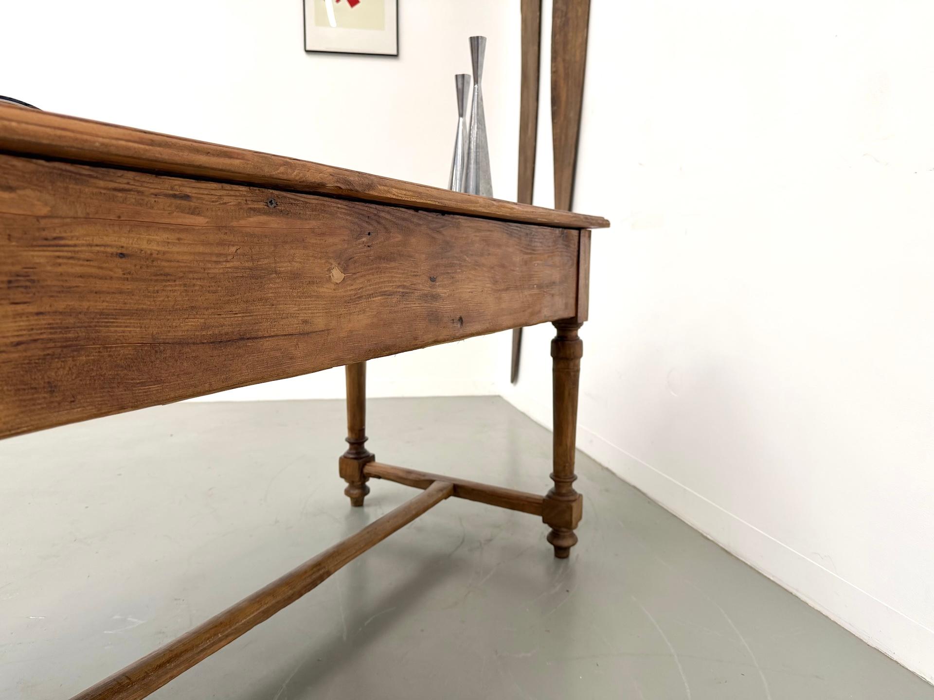 Mesa de granja de pino francés circa 1909 en venta 11