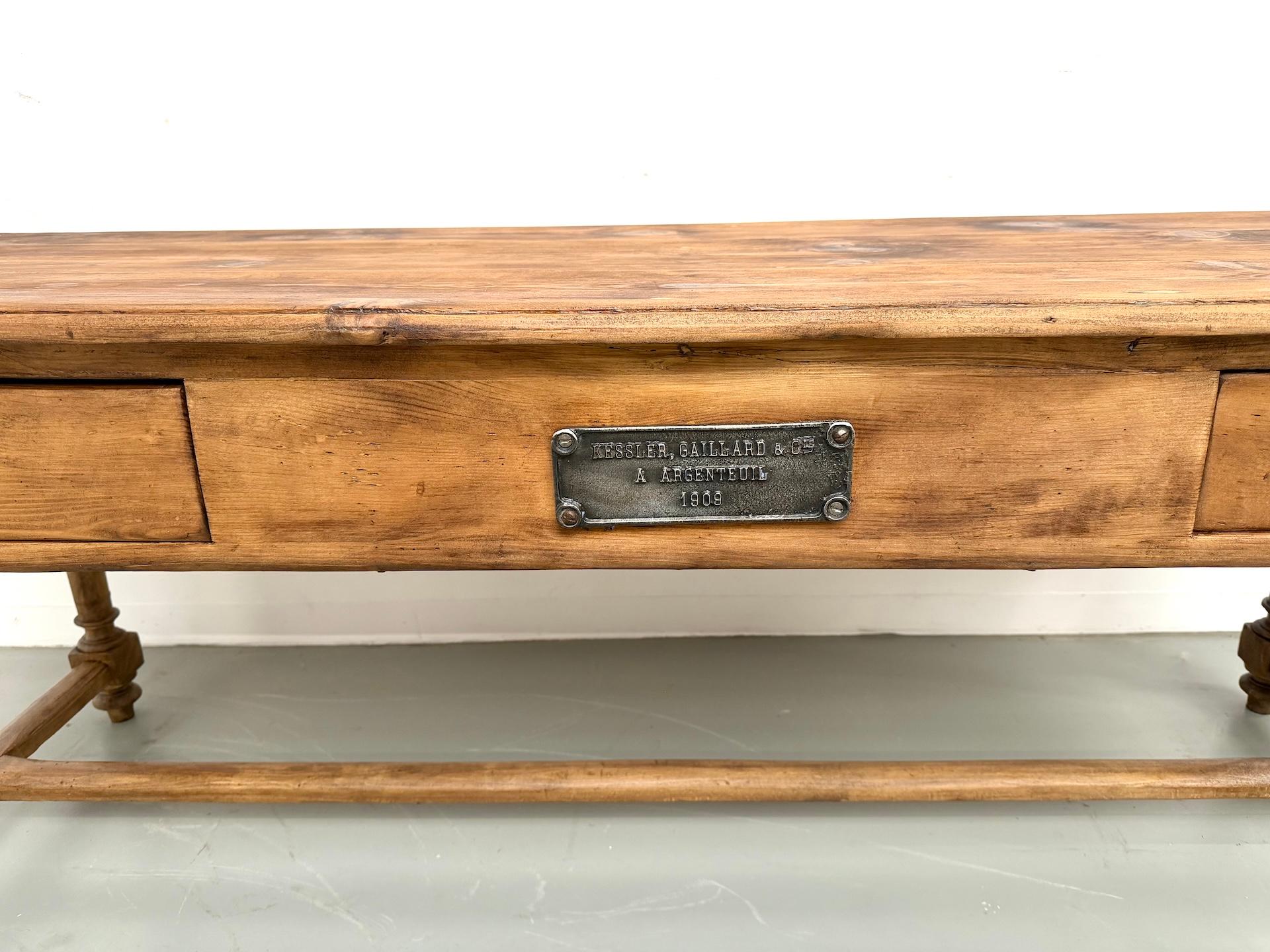 Mesa de granja de pino francés circa 1909 en Bueno estado para la venta en LYON, FR
