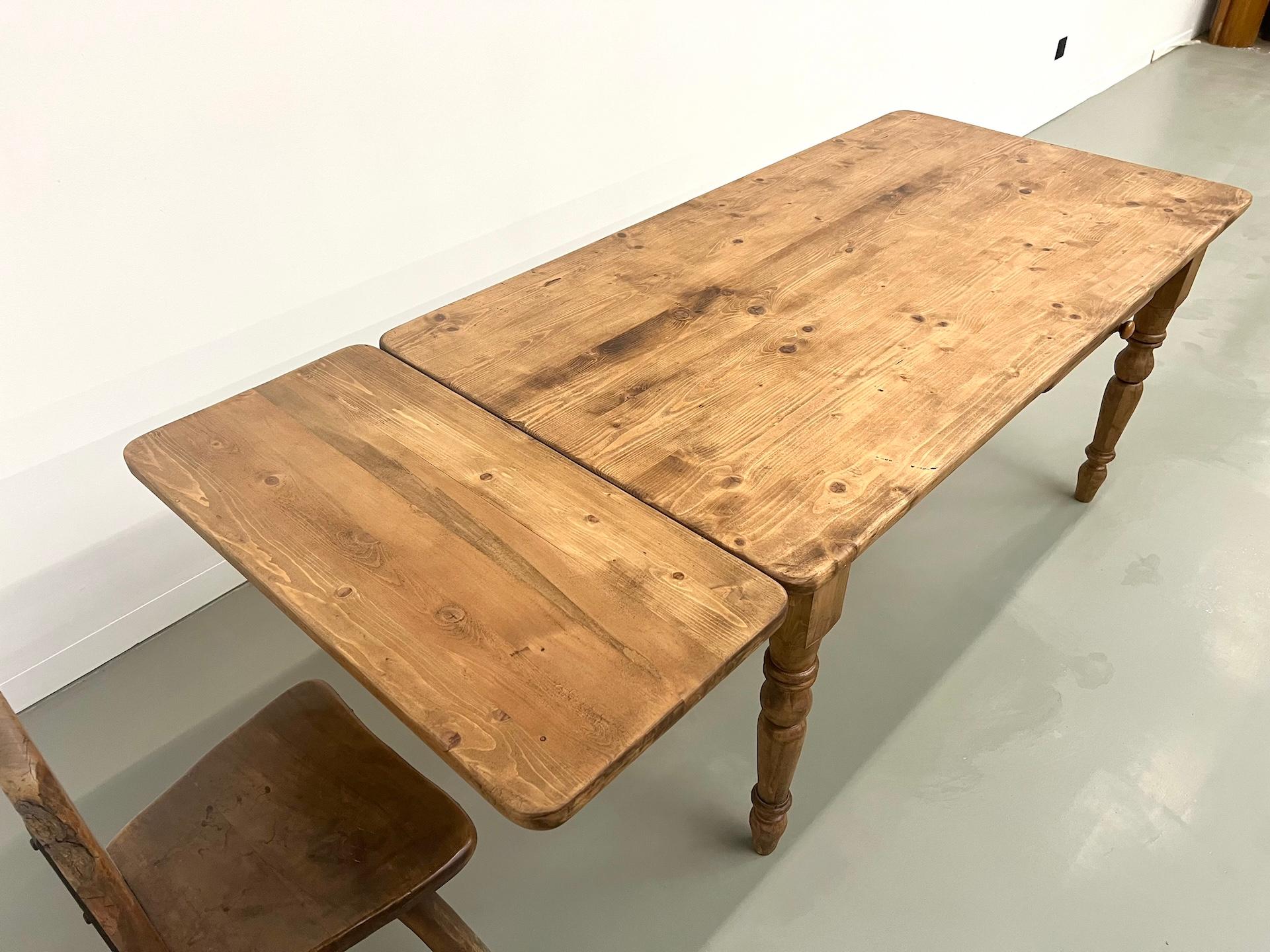 French pine farm table from the 70s with its extension For Sale 4