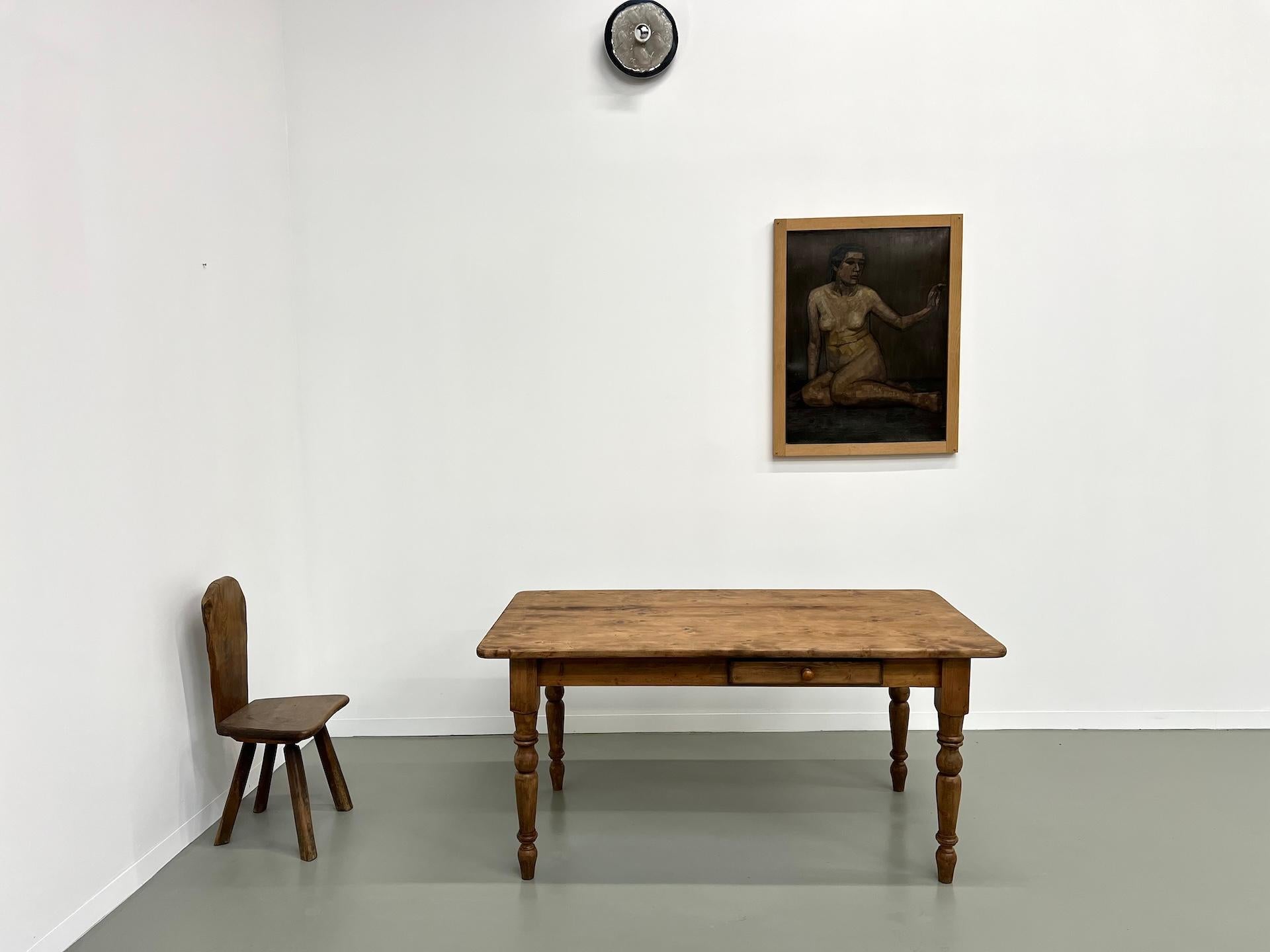 Pretty farm table with a pine drawer from the 70s. With its beautiful depth and its length of 160 cm which increases to 200 cm with its extension, it will be the good companion for tables of several people. Fully restored, it is offered in a matte
