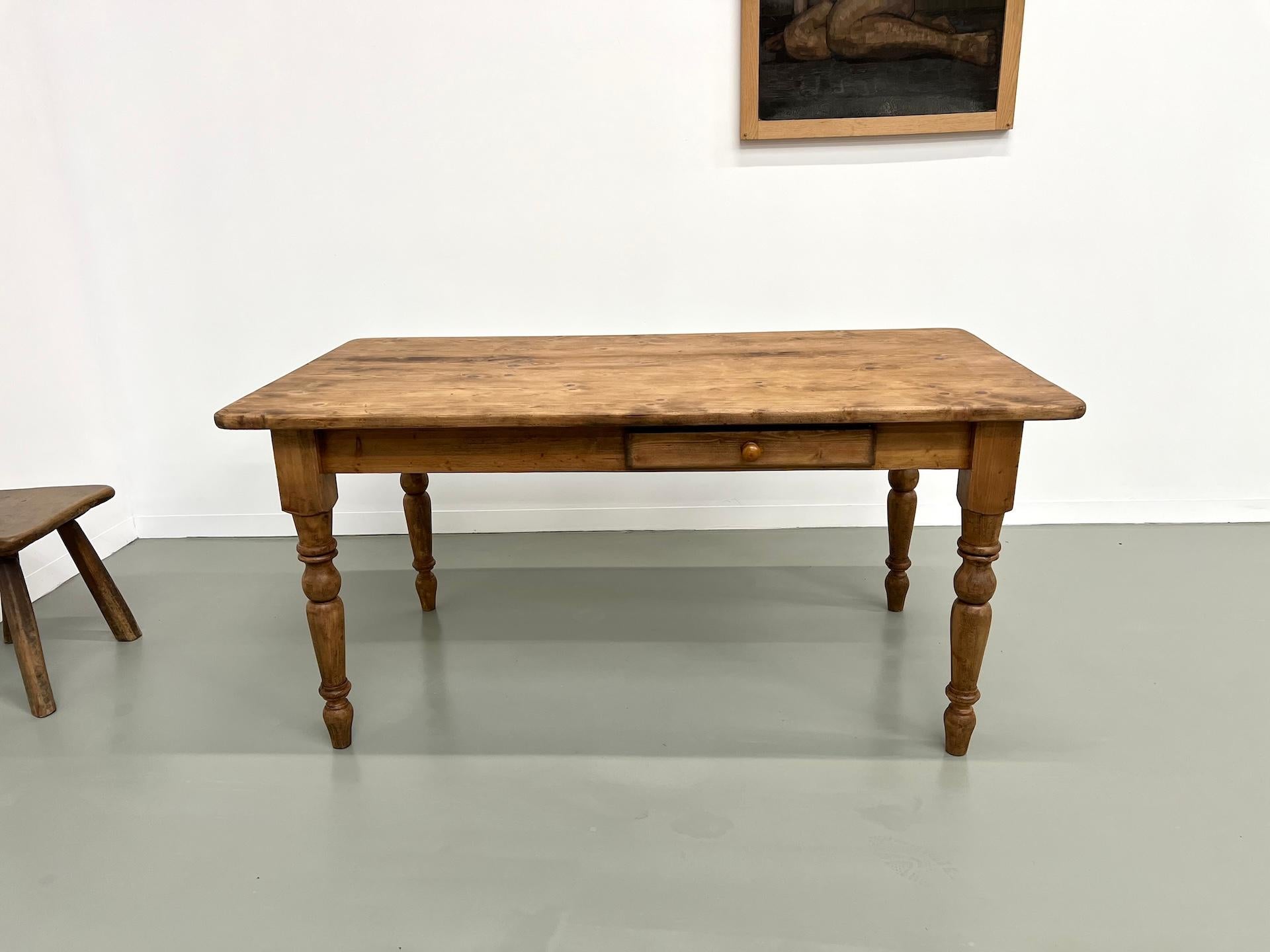 French Provincial French pine farm table from the 70s with its extension For Sale