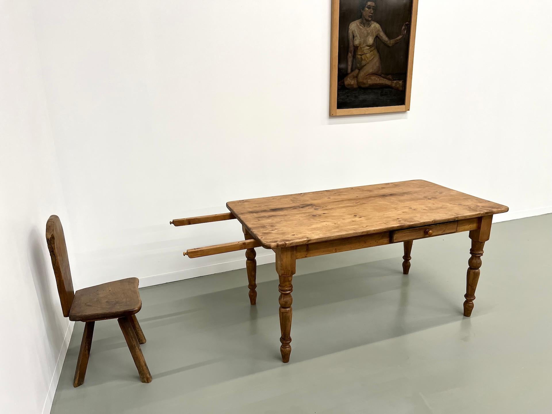 French pine farm table from the 70s with its extension In Good Condition For Sale In LYON, FR
