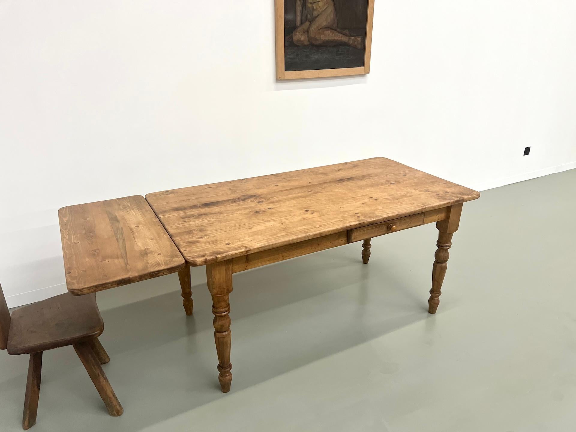 French pine farm table from the 70s with its extension For Sale 2