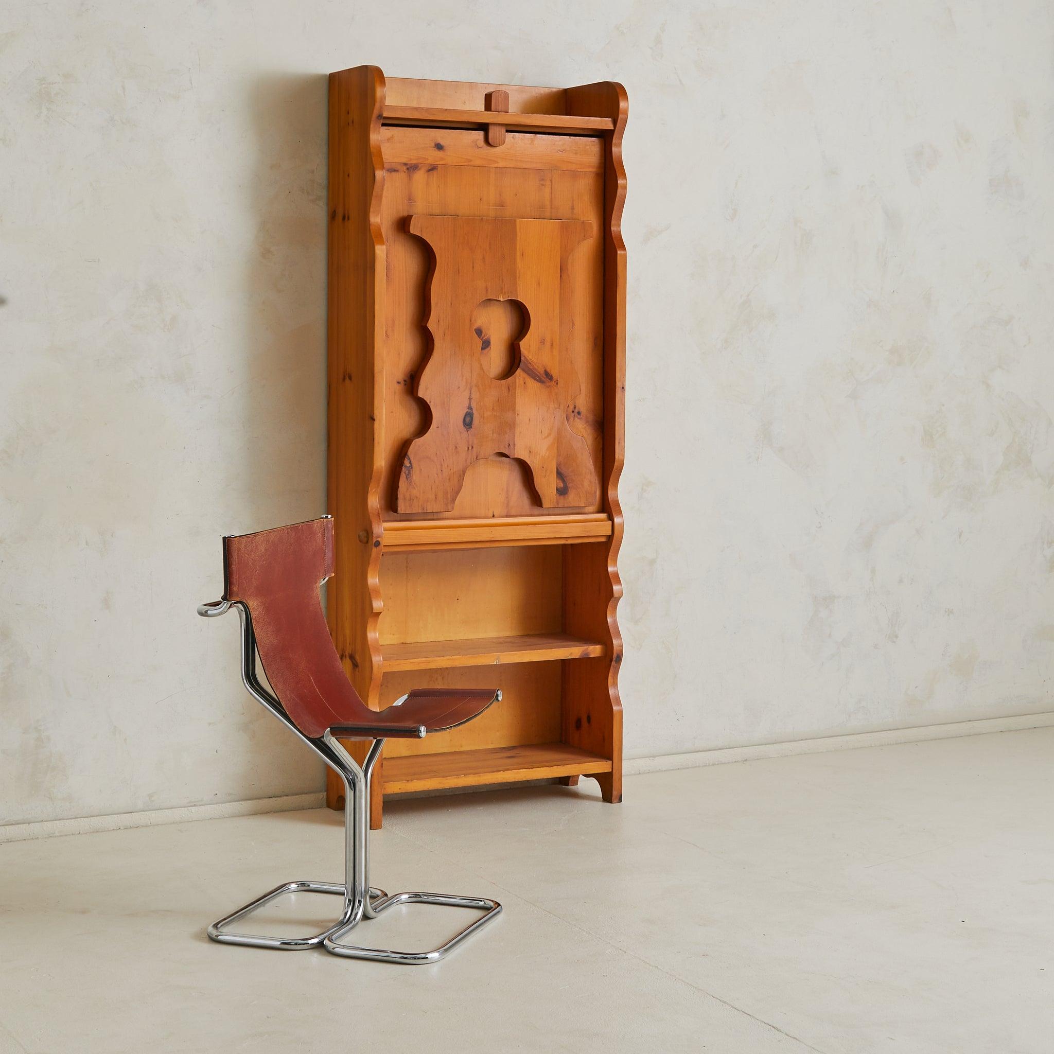 Mesa de comedor y estantería plegables de pino, fabricadas en Francia en la década de 1960. Rústica pero escultural, la pieza gira en torno a la utilidad, con una superficie de escritorio que se pliega perfectamente en su propia silueta cuando no se