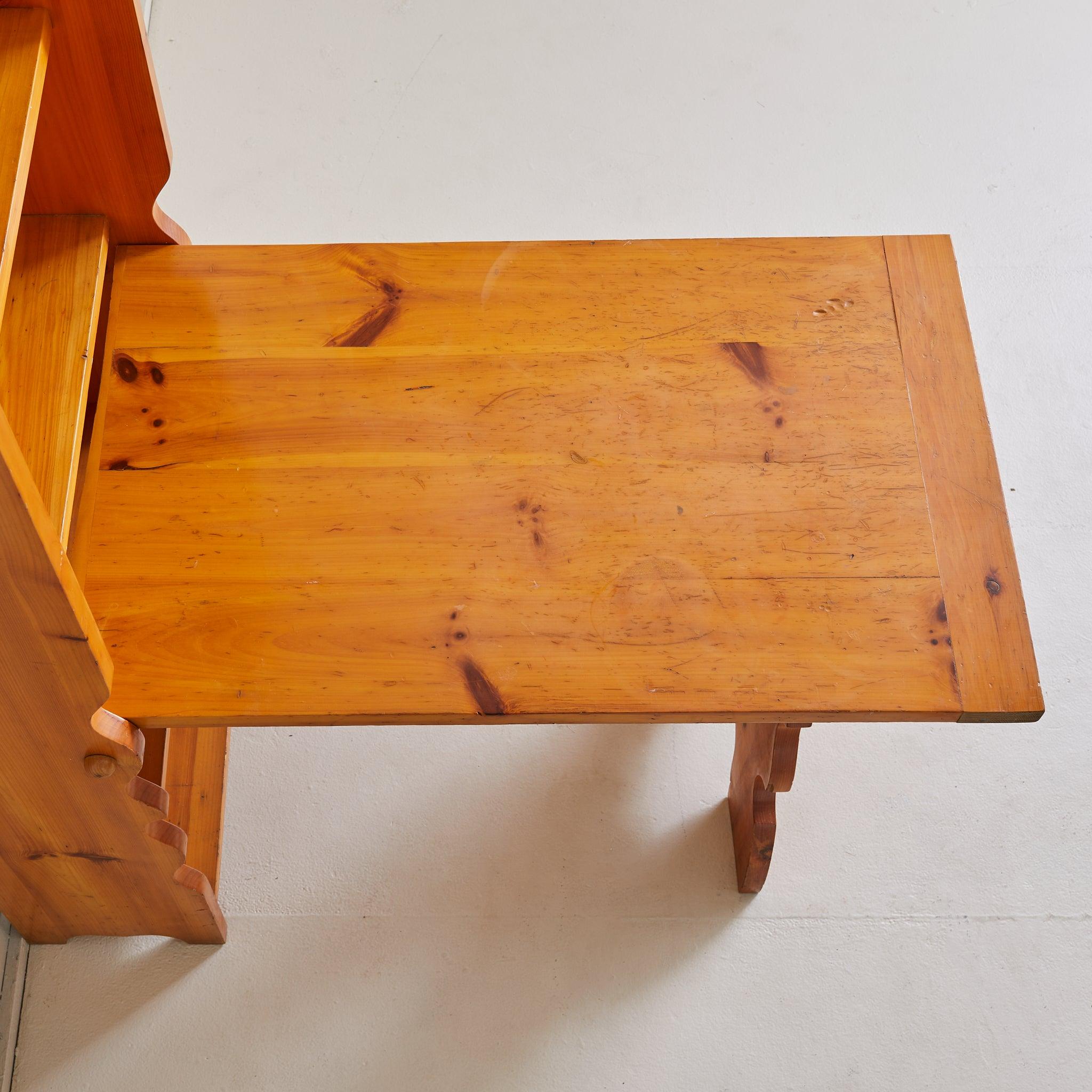 French Pine Fold-Out Dining Table or Desk with Integrated Bookshelf, 1960s en Bueno estado para la venta en Chicago, IL