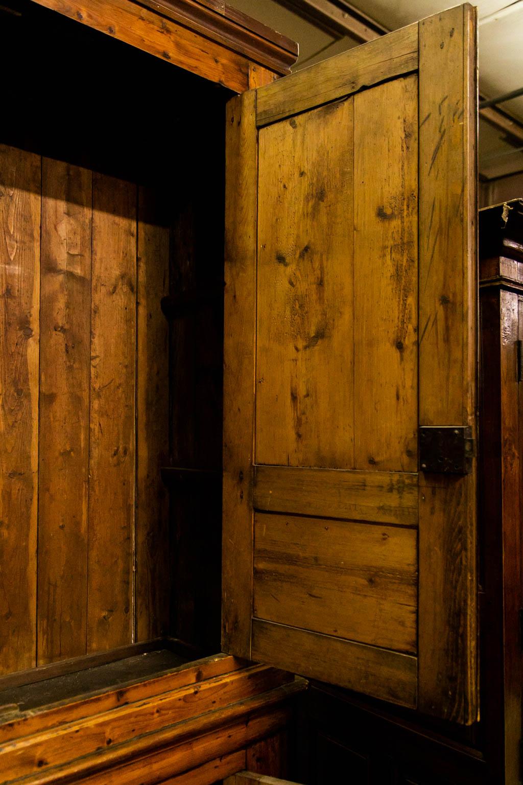 Viertüriger Schrank aus französischem Kiefernholz (Französisch)