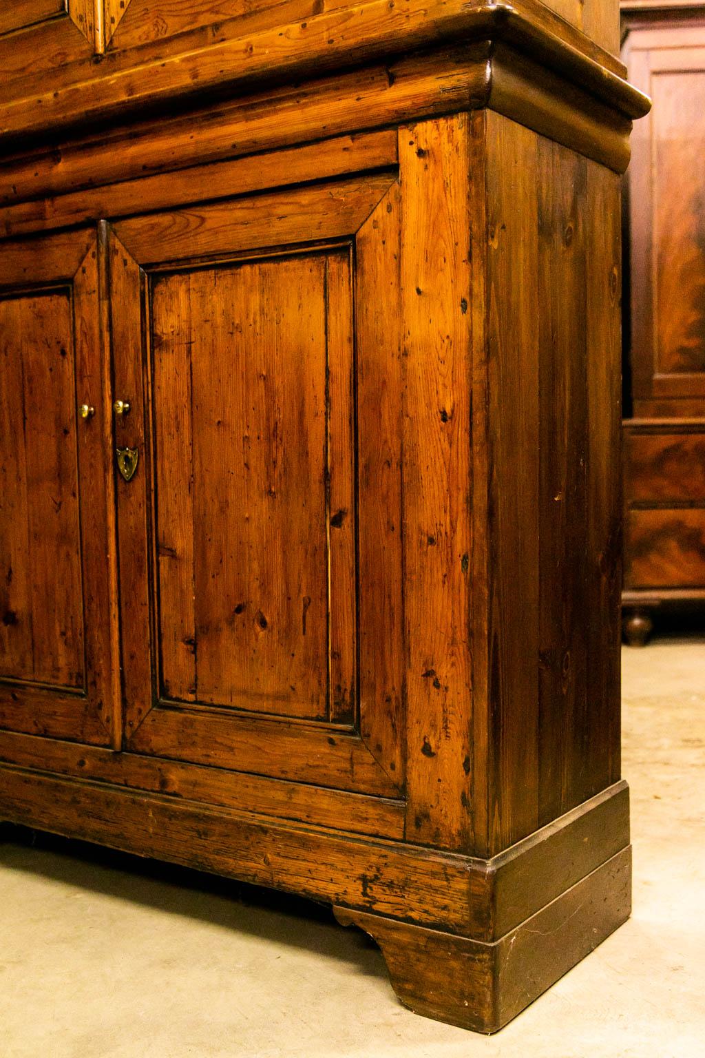 Viertüriger Schrank aus französischem Kiefernholz im Zustand „Gut“ in Wilson, NC